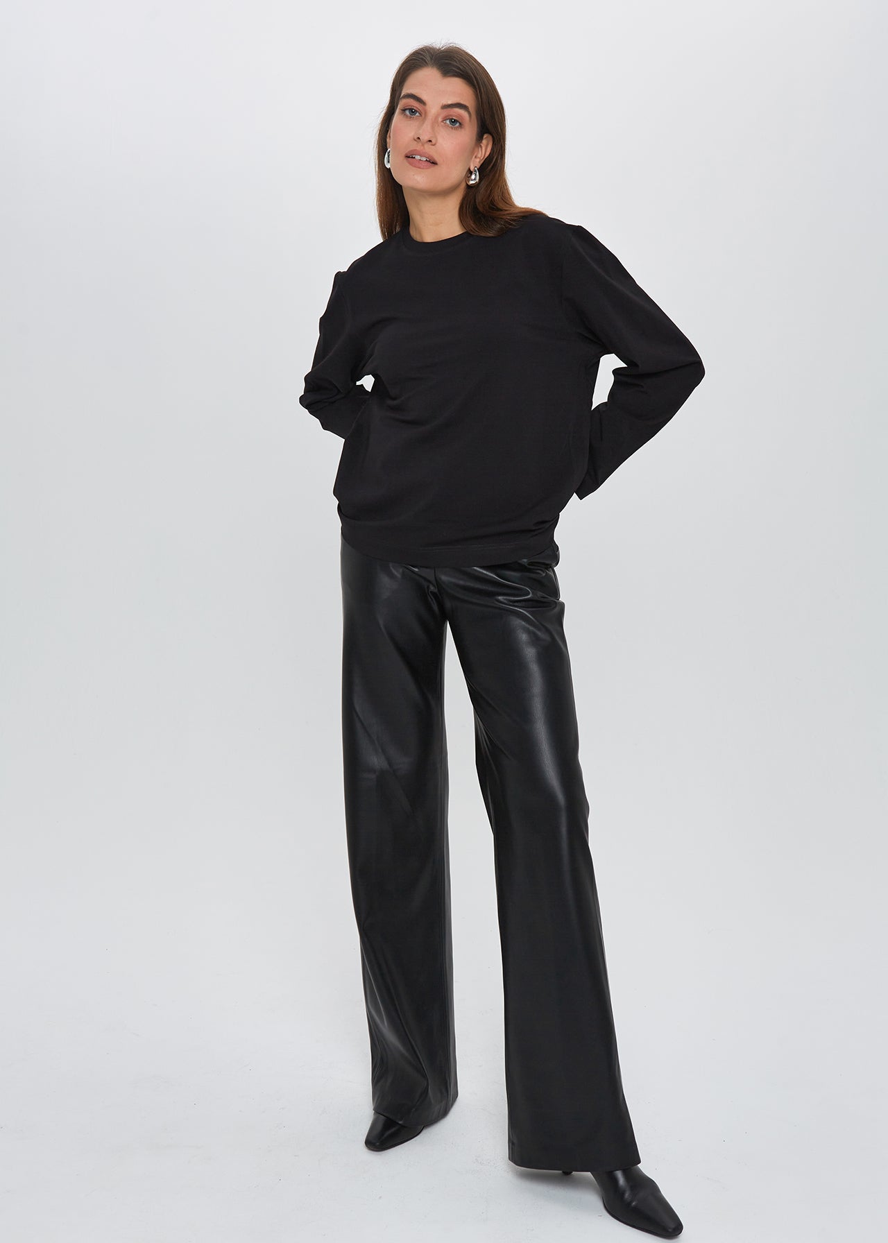 JUODI MARŠKINĖLIAI ILGOMIS RANKOVĖMIS