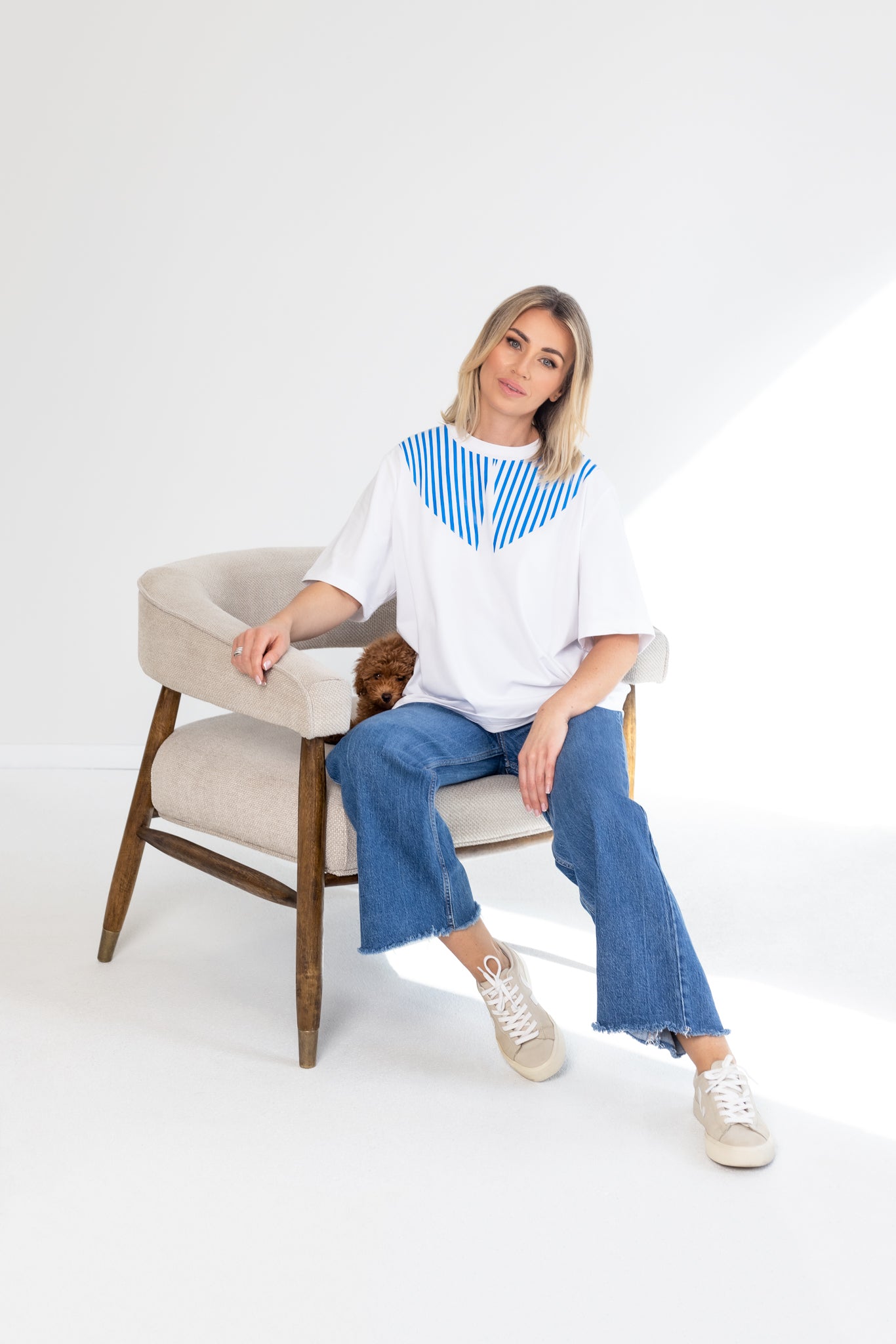 "MĖLYNI BRŪKŠNELIAI", BALTI MARŠKINĖLIAI