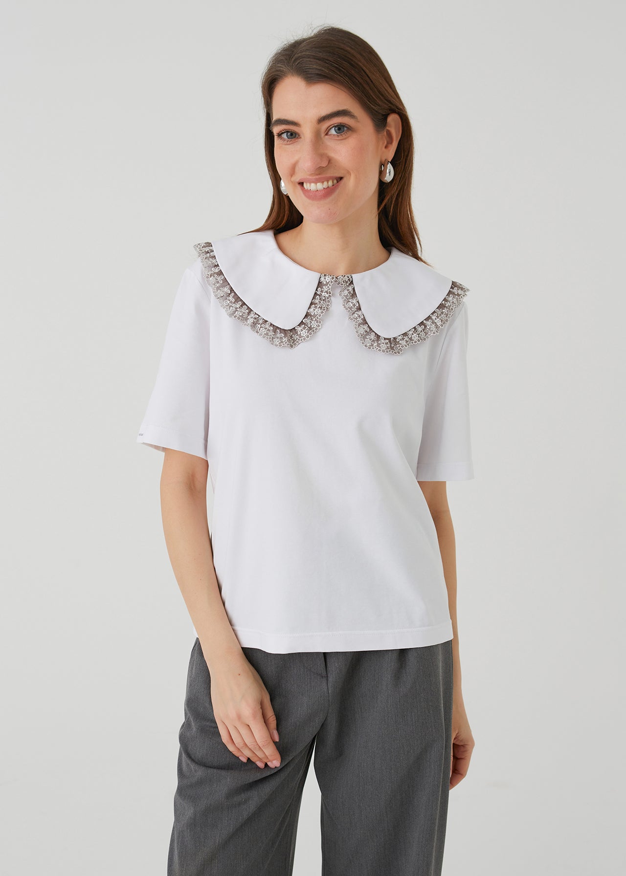 "VINTAGE" WHITE WOMEN'S T-SHIRT WITH A FLORAL COLLAR