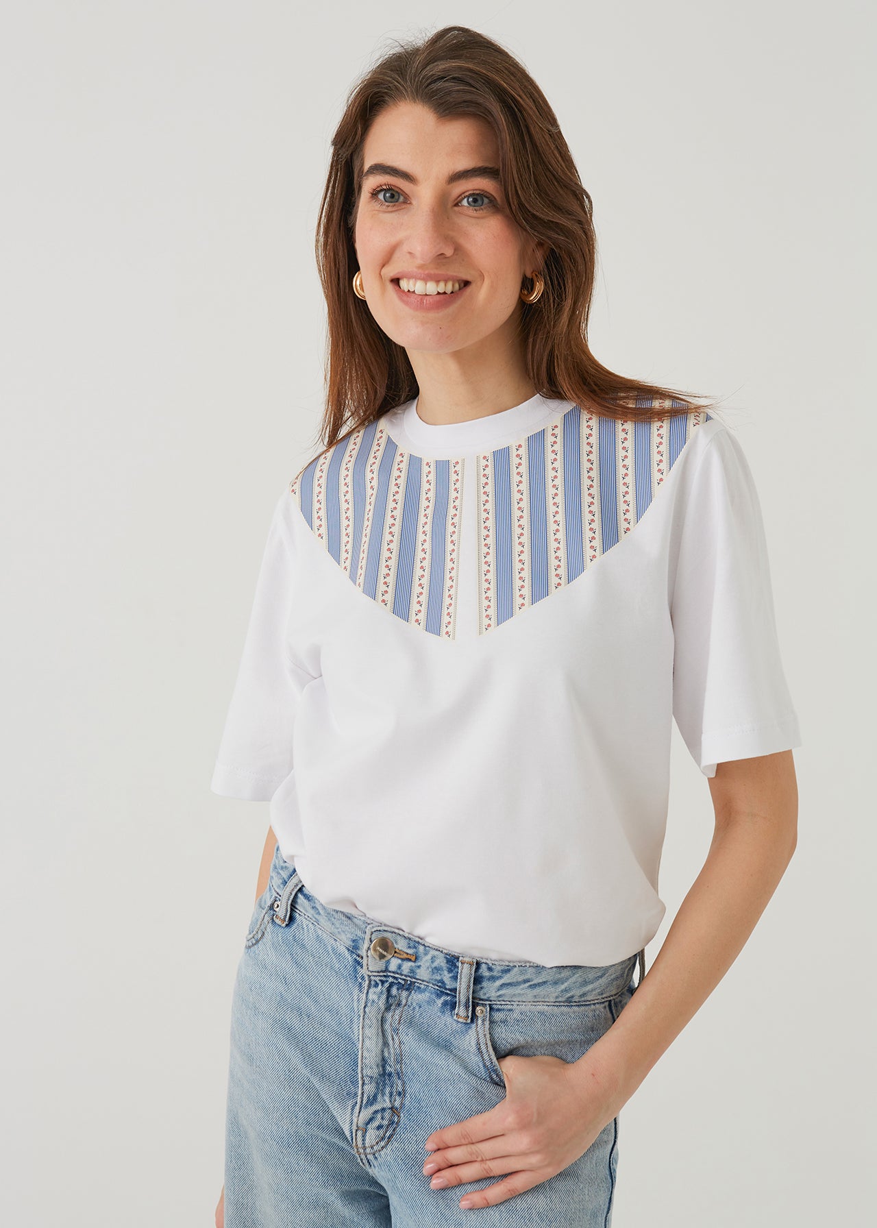 „PASECZKI Z RÓŻAMI”, BIAŁA KOSZULKA