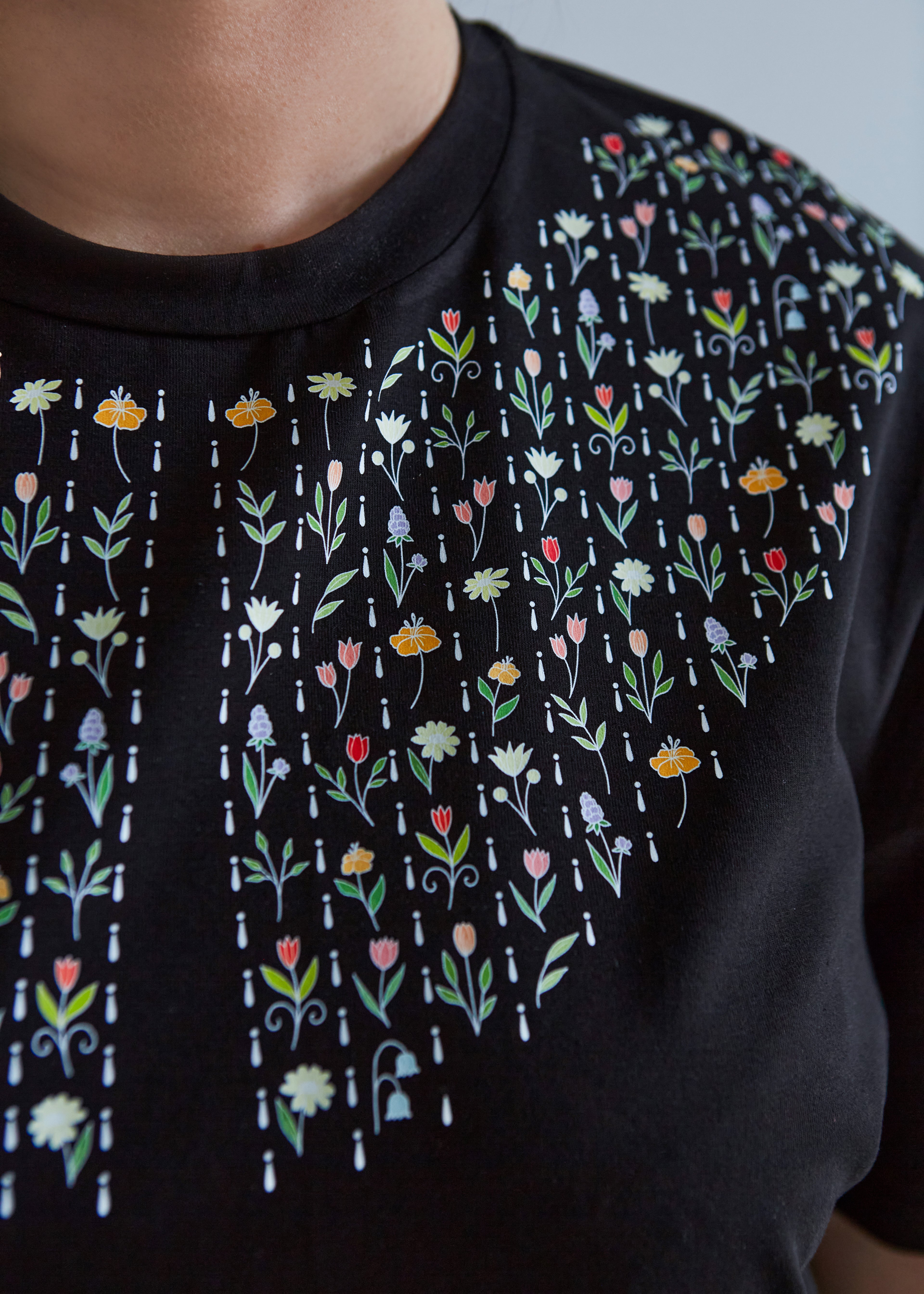 "GĖLIŲ JŪRA", JUODI MARŠKINĖLIAI