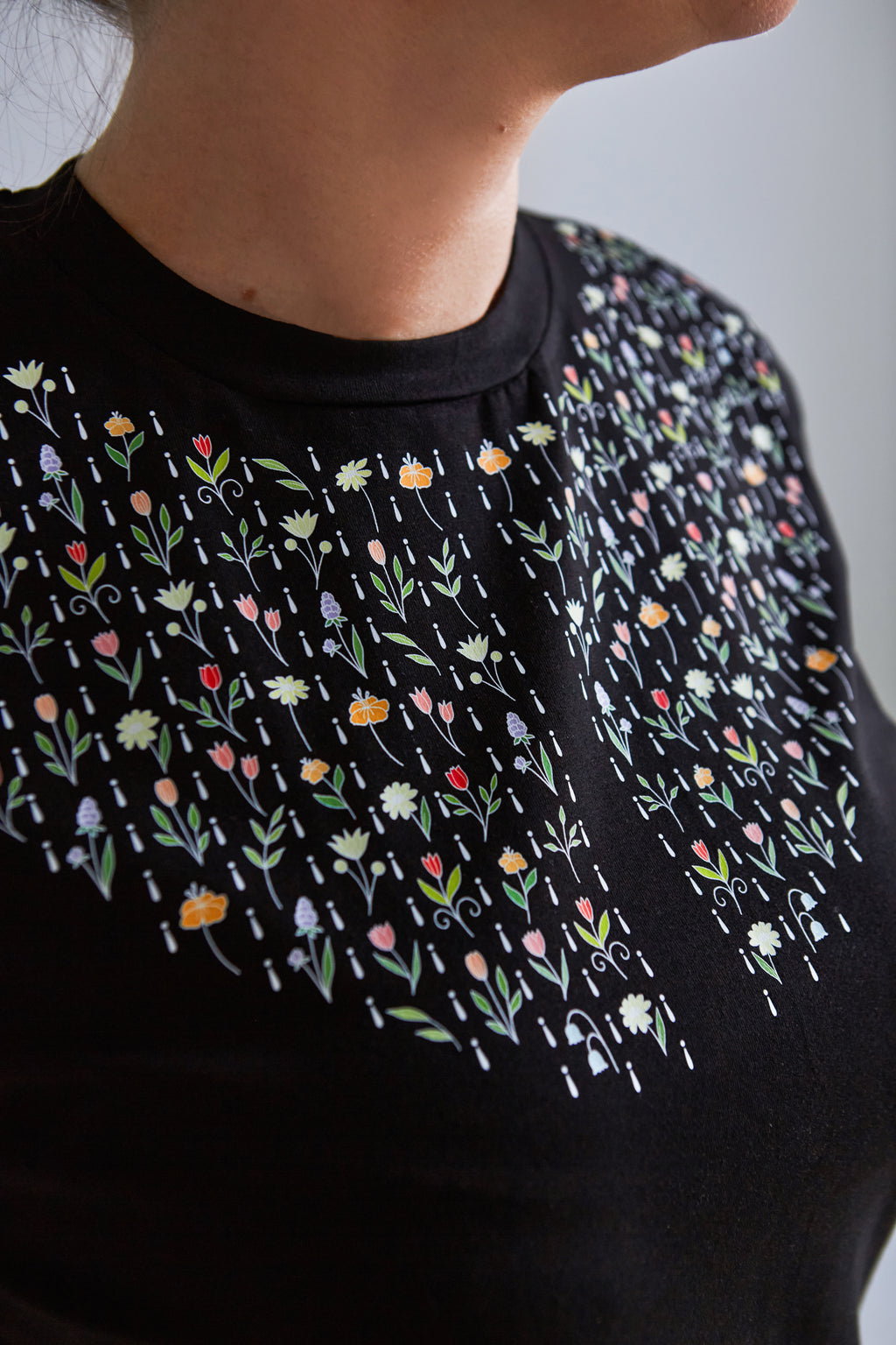 "GĖLIŲ JŪRA", JUODI MARŠKINĖLIAI