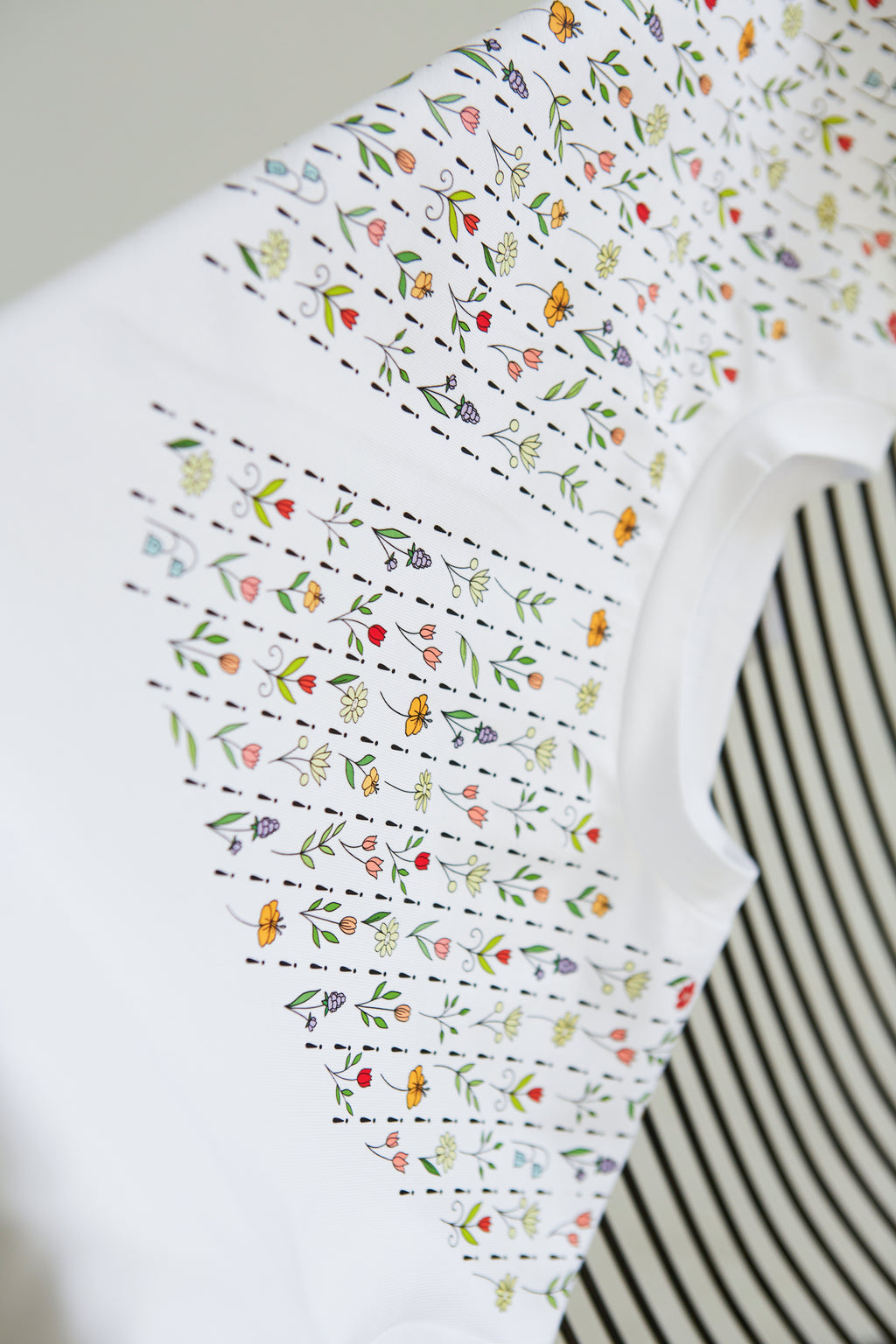 "GĖLIŲ JŪRA", BALTI MARŠKINĖLIAI