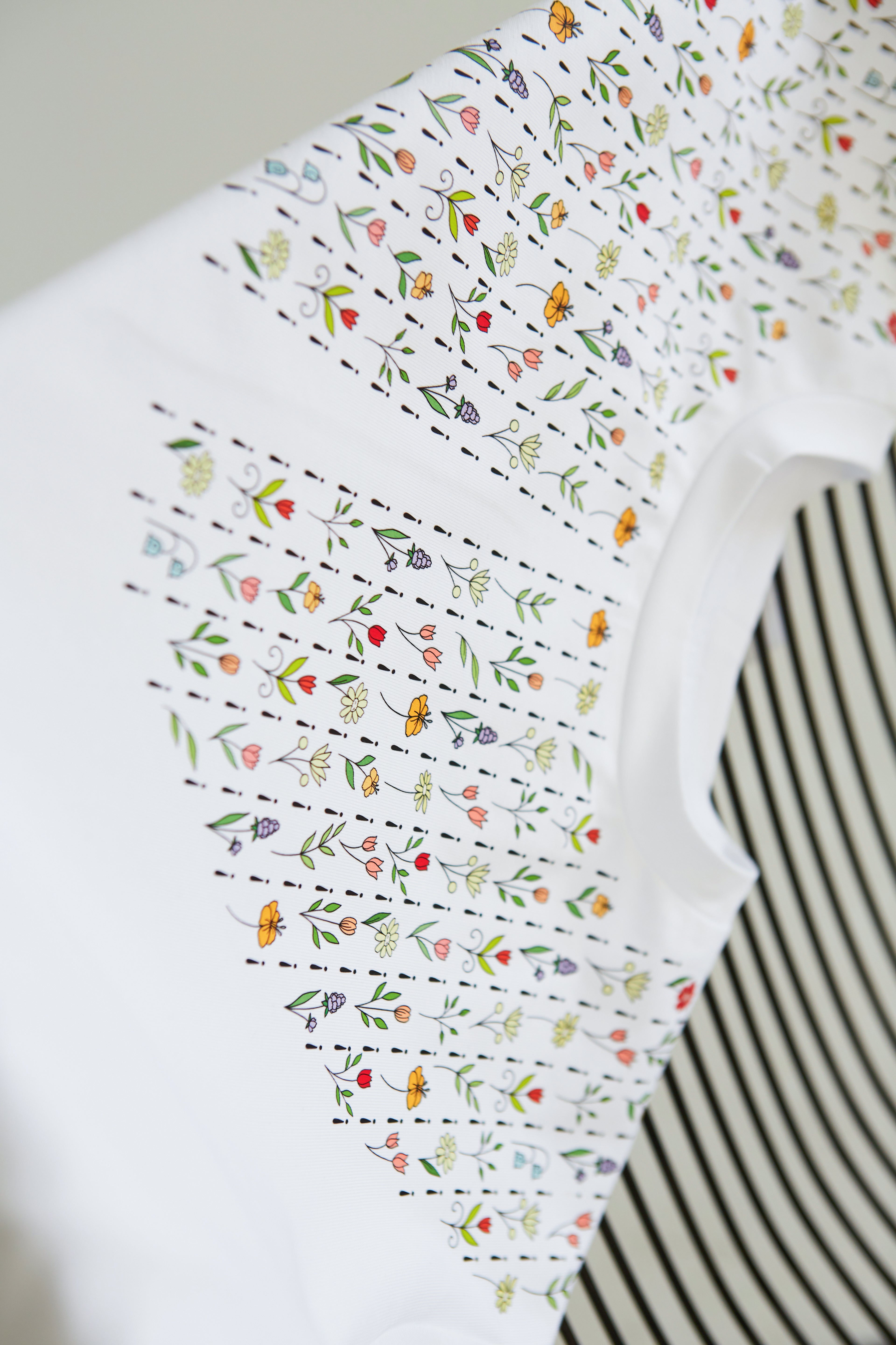 "GĖLIŲ JŪRA", BALTI MARŠKINĖLIAI