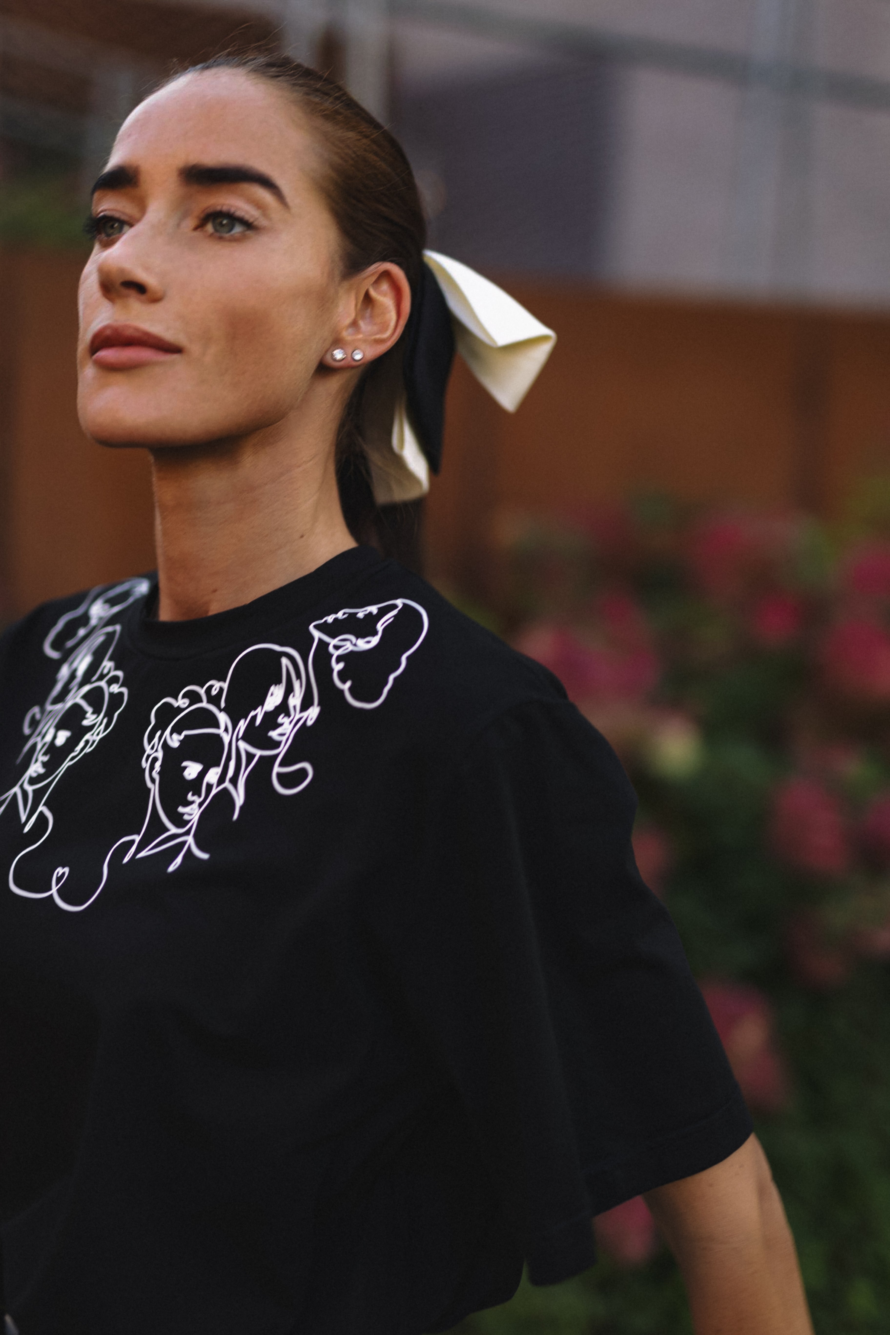 "MOTERYS", JUODI MARŠKINĖLIAI