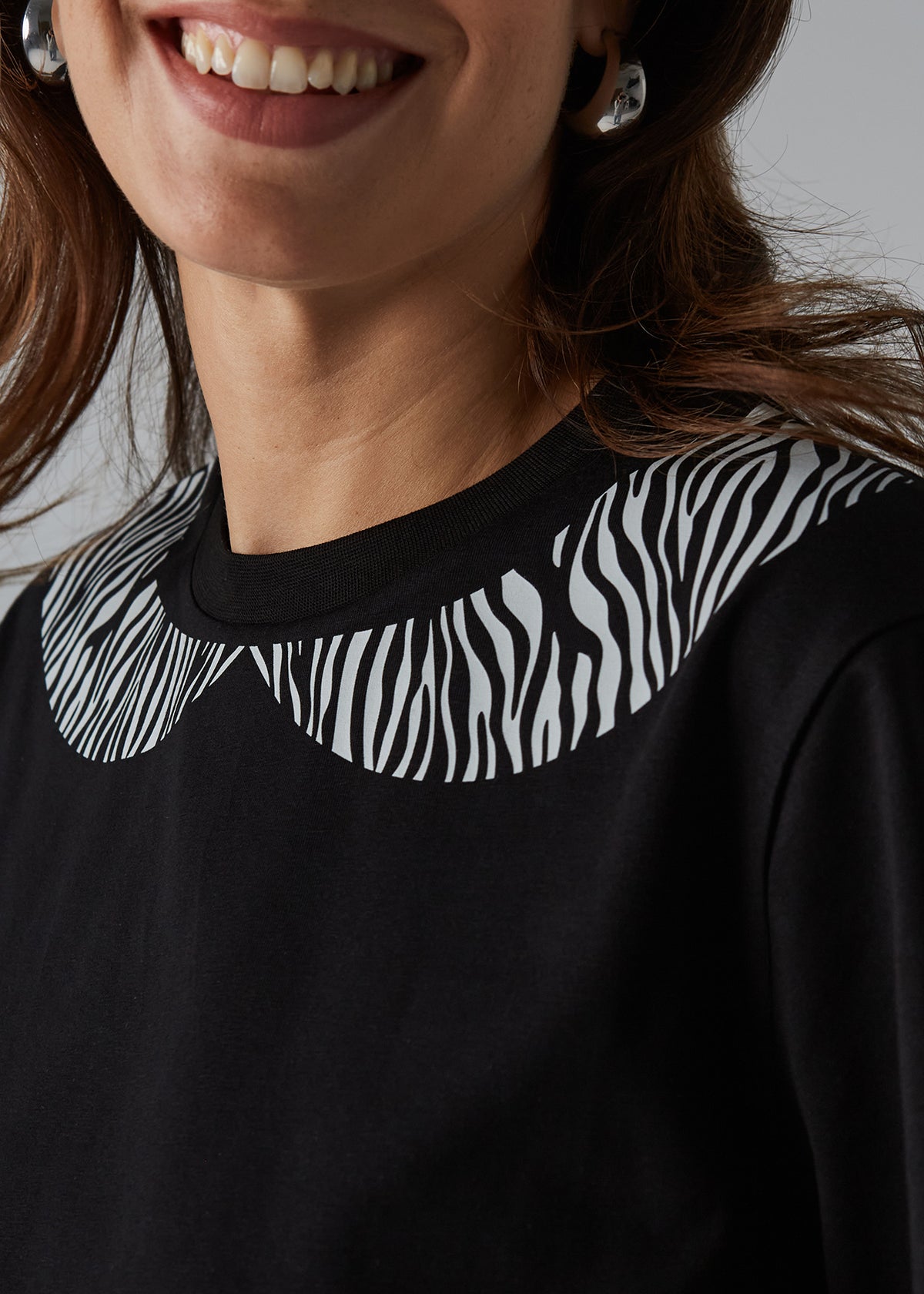 "Zebras", juodi moteriški marškinėliai su apykakle