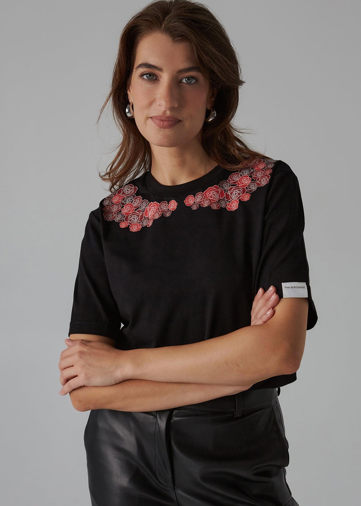 „Vintage”, czarny damski t-shirt z kwiecistym kołnierzykiem