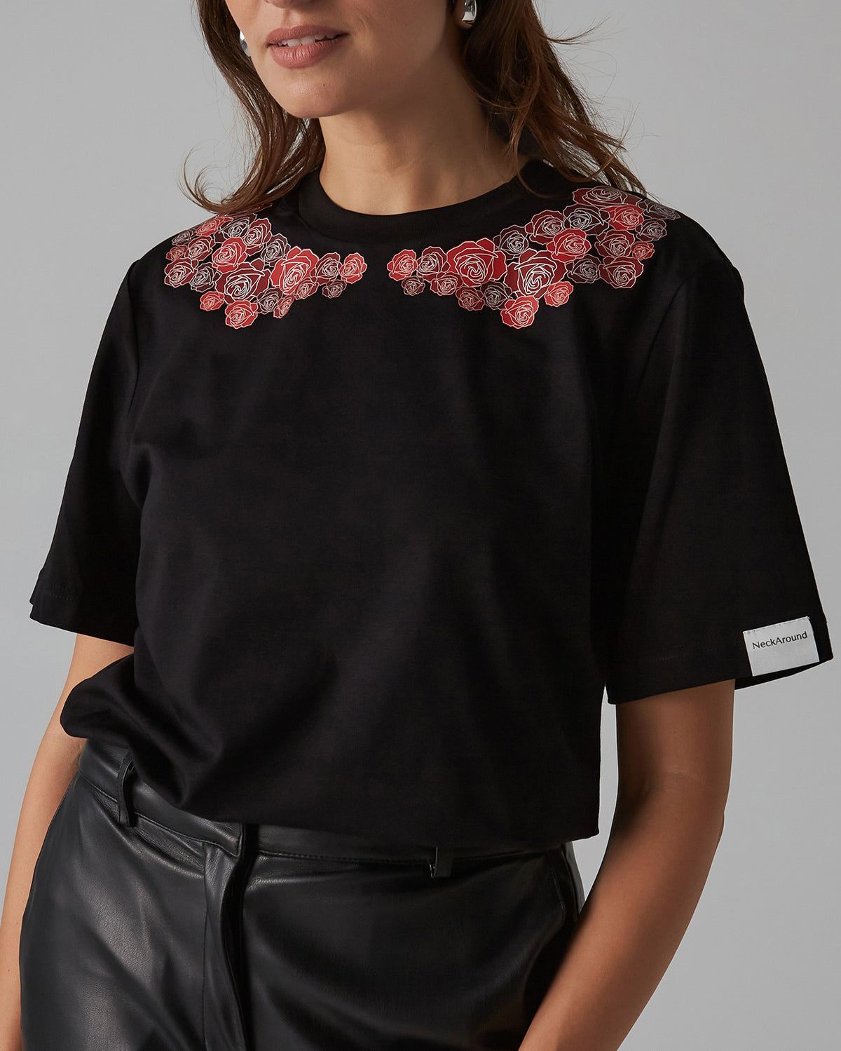 „Vintage”, czarny damski t-shirt z kwiecistym kołnierzykiem