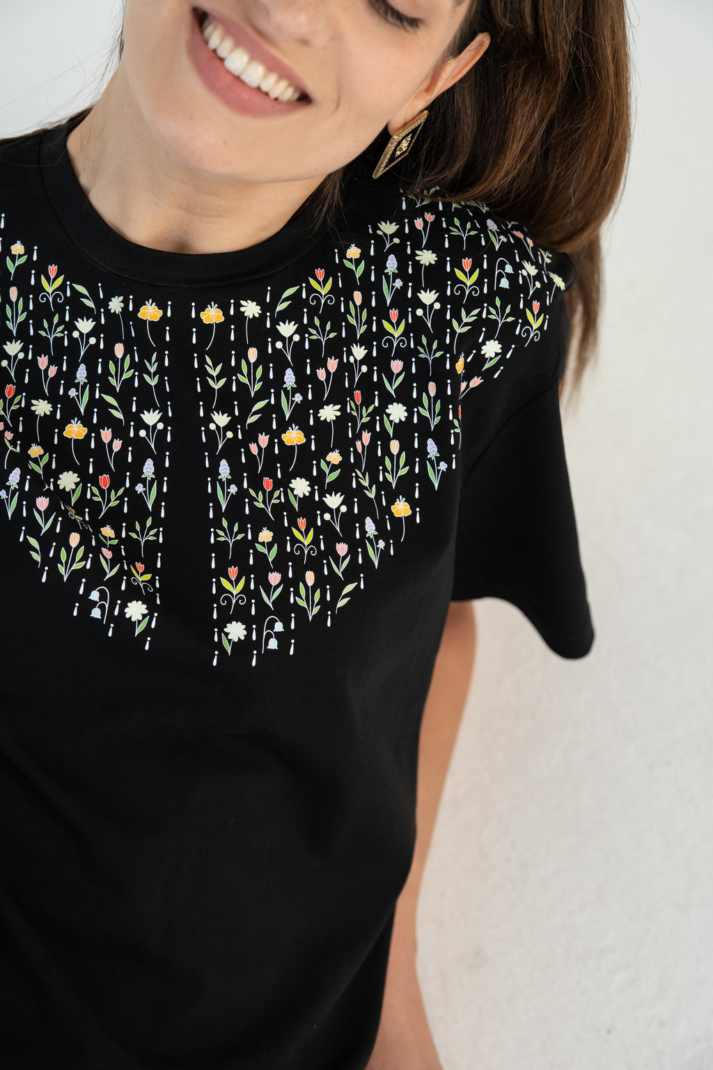 "GĖLIŲ JŪRA", JUODI MARŠKINĖLIAI