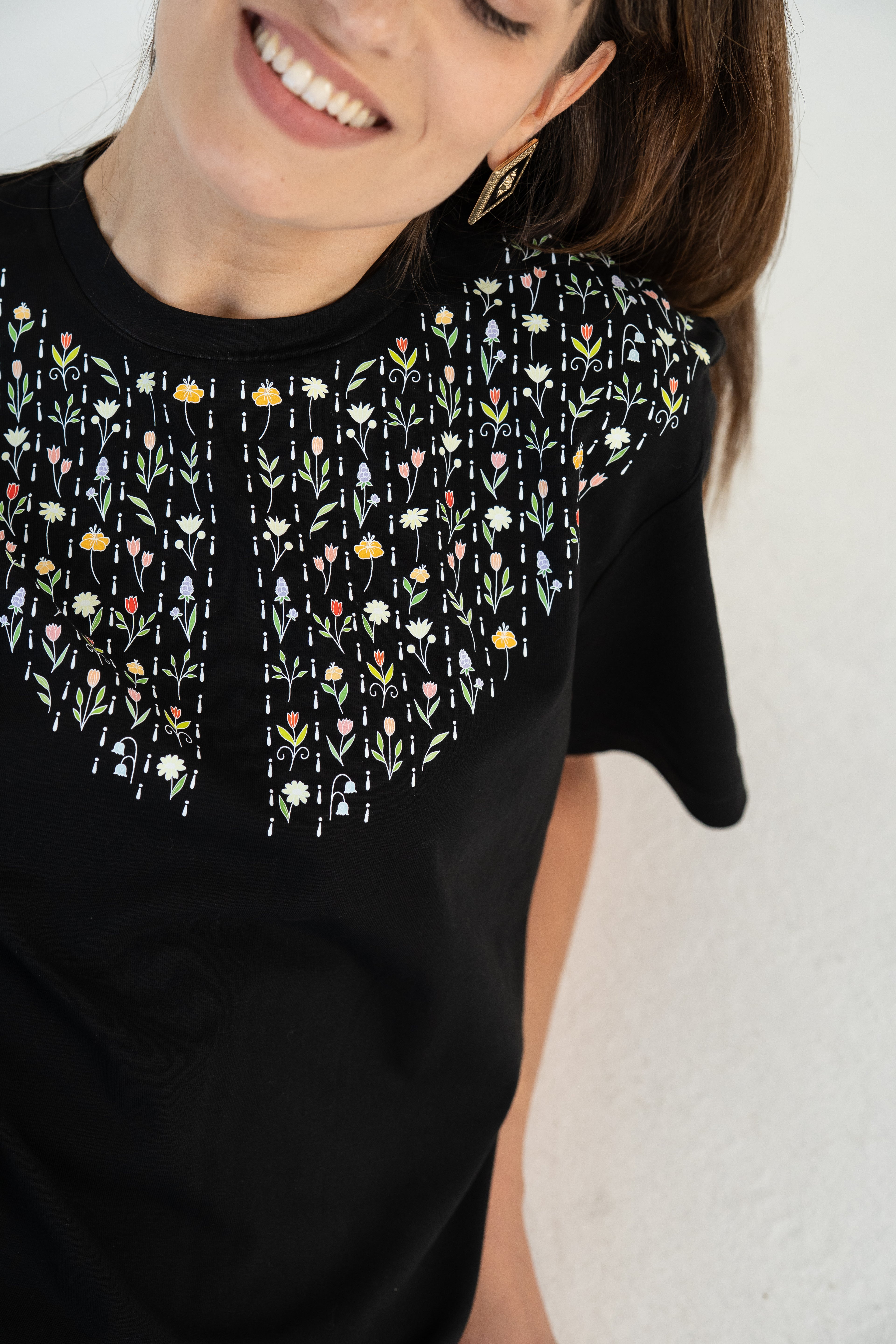 "GĖLIŲ JŪRA", JUODI MARŠKINĖLIAI