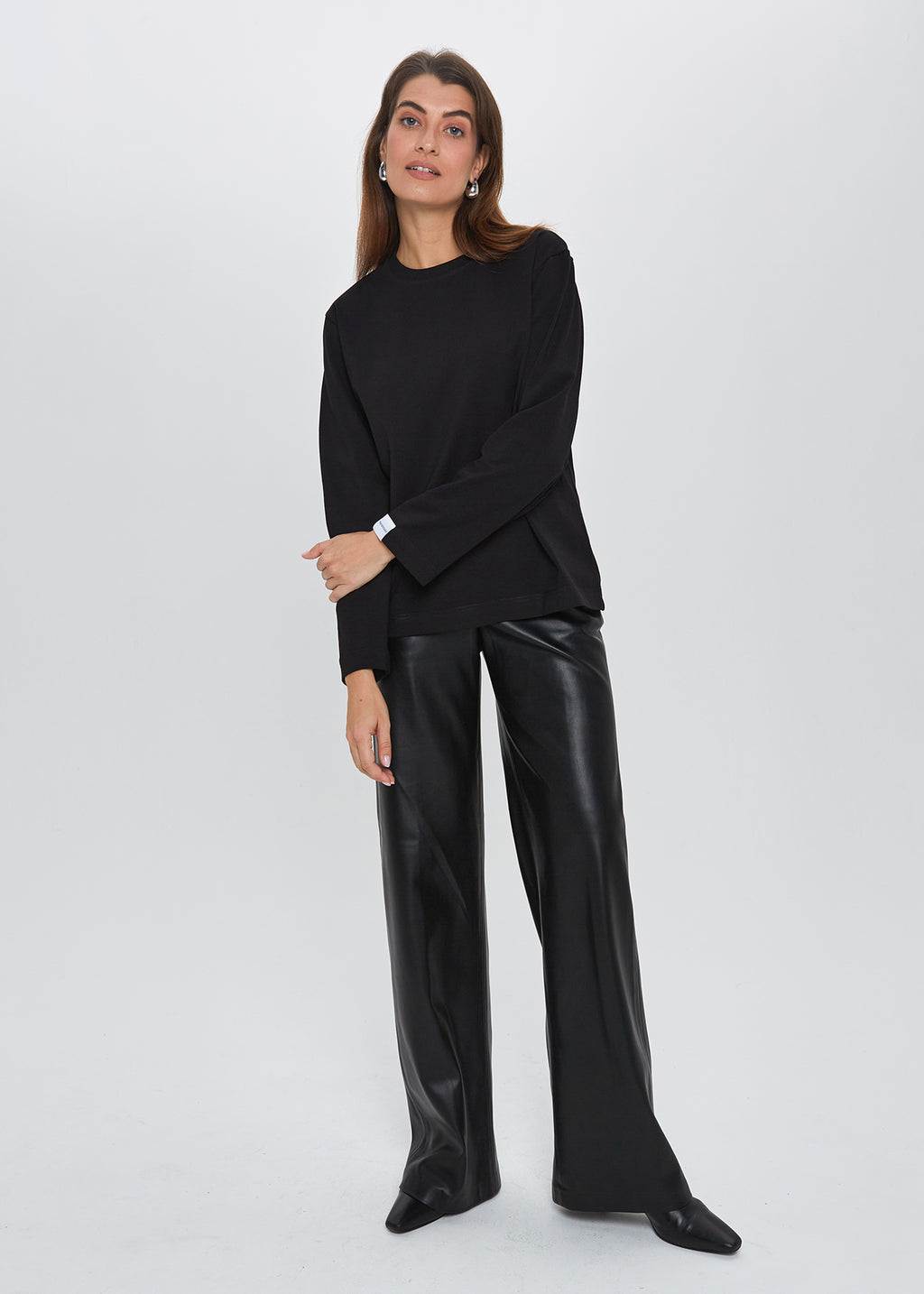 JUODI MARŠKINĖLIAI ILGOMIS RANKOVĖMIS