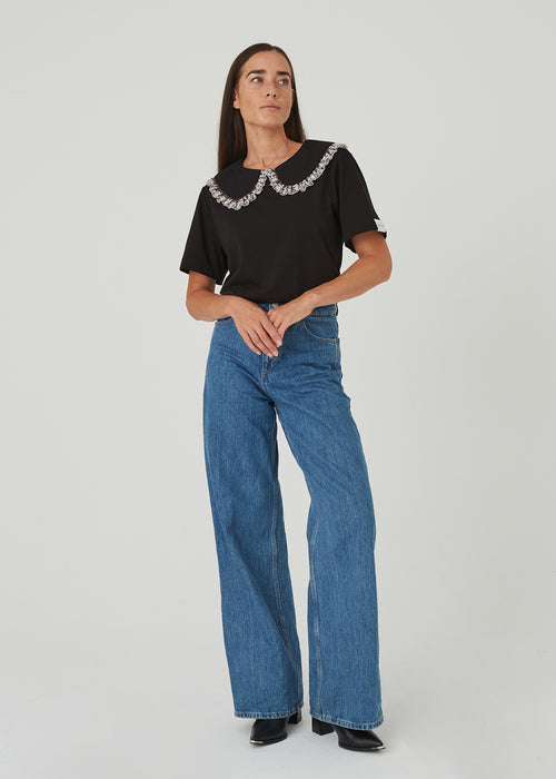 "Vintage" black women's t-shirt with a floral collar