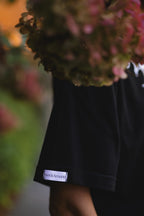 "MOTERYS", JUODI MARŠKINĖLIAI