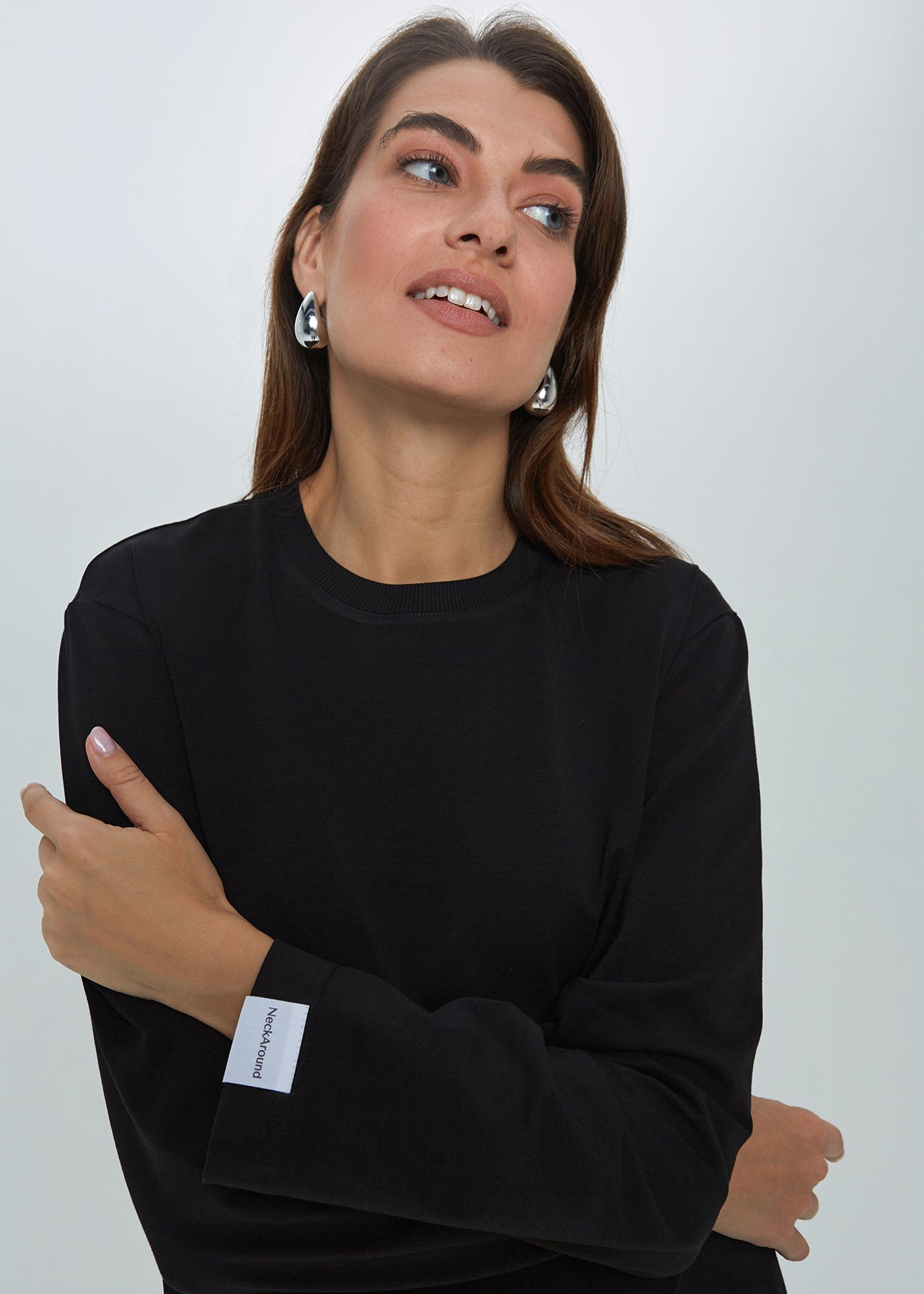 JUODI MARŠKINĖLIAI ILGOMIS RANKOVĖMIS