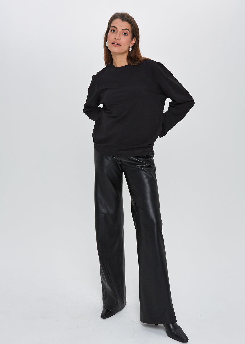 JUODI MARŠKINĖLIAI ILGOMIS RANKOVĖMIS