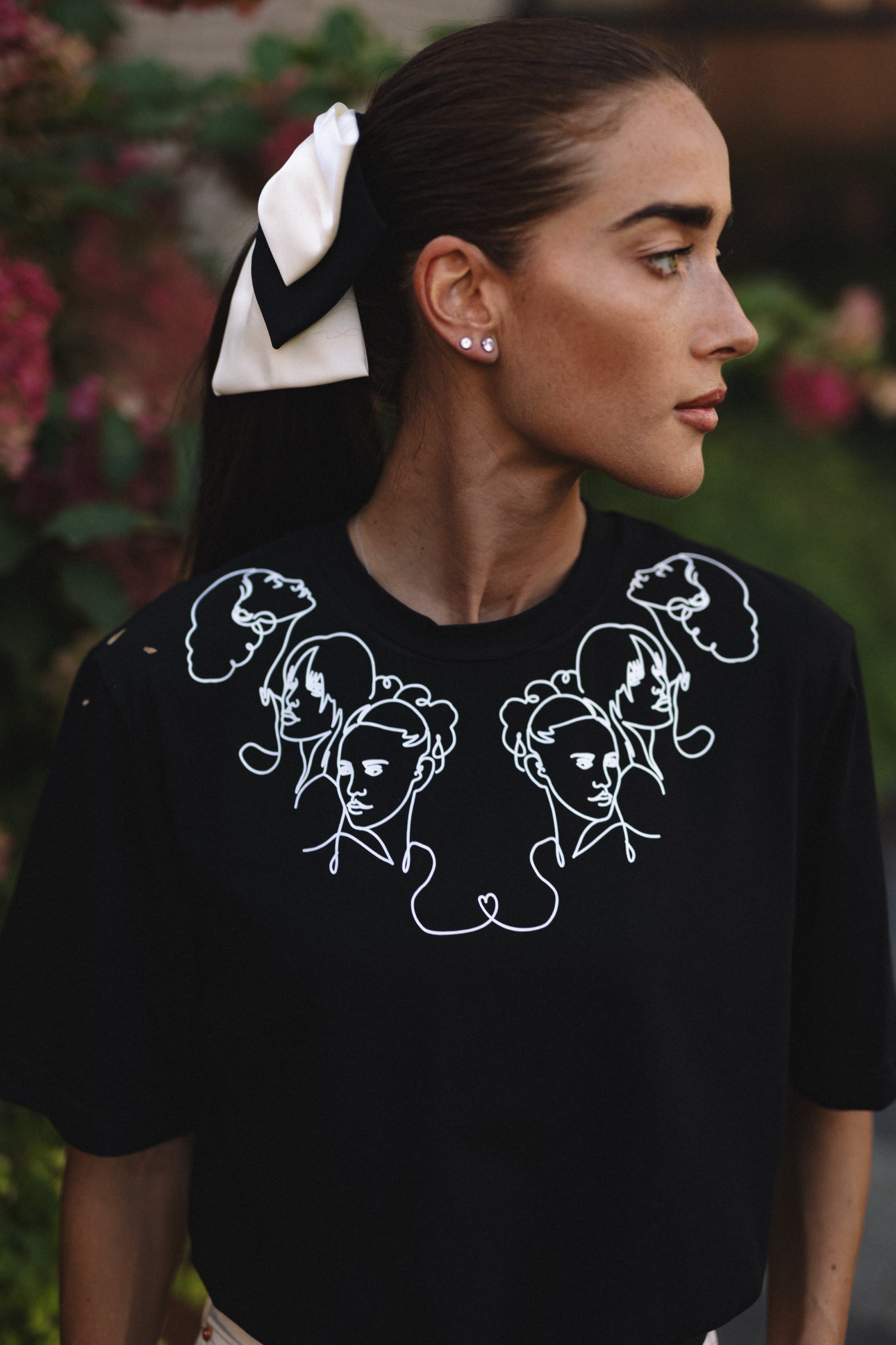 "MOTERYS", JUODI MARŠKINĖLIAI