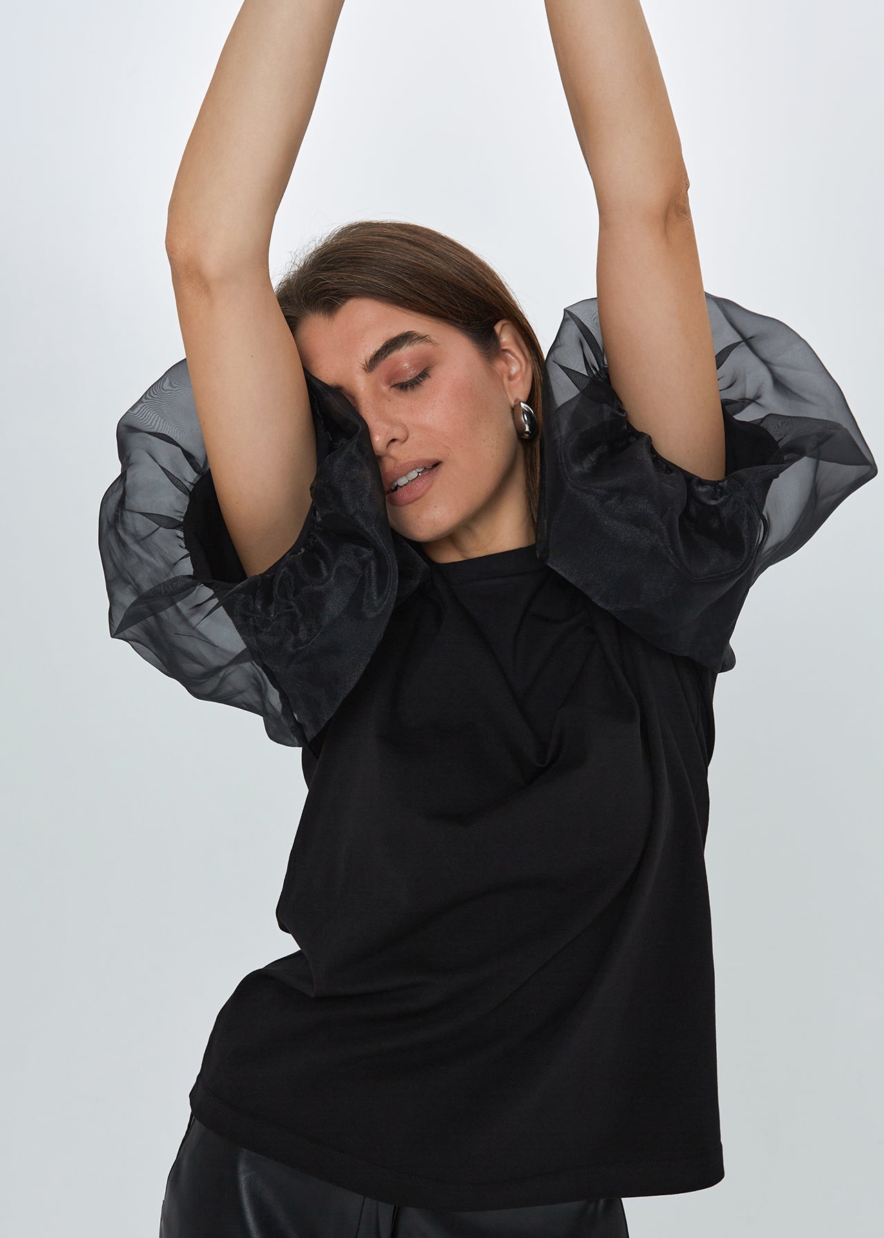 "PŪSTOS RANKOVĖS", JUODI MARŠKINĖLIAI