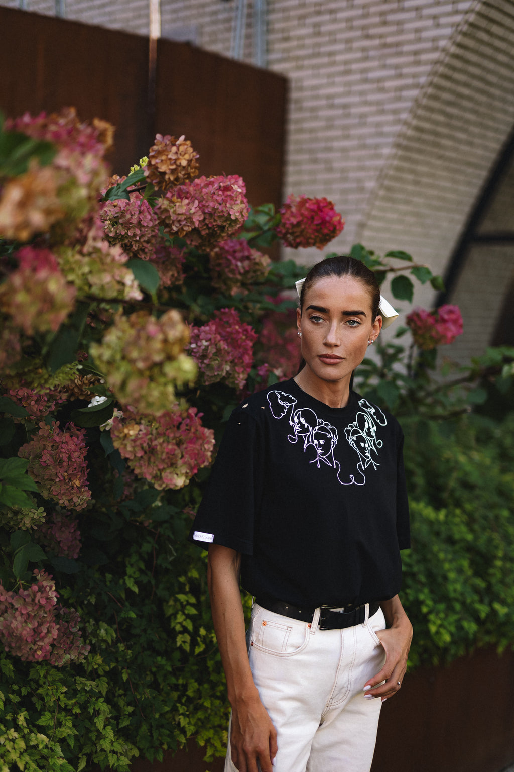 "MOTERYS", JUODI MARŠKINĖLIAI