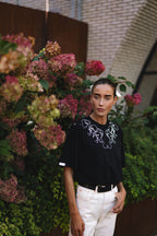 "MOTERYS", JUODI MARŠKINĖLIAI