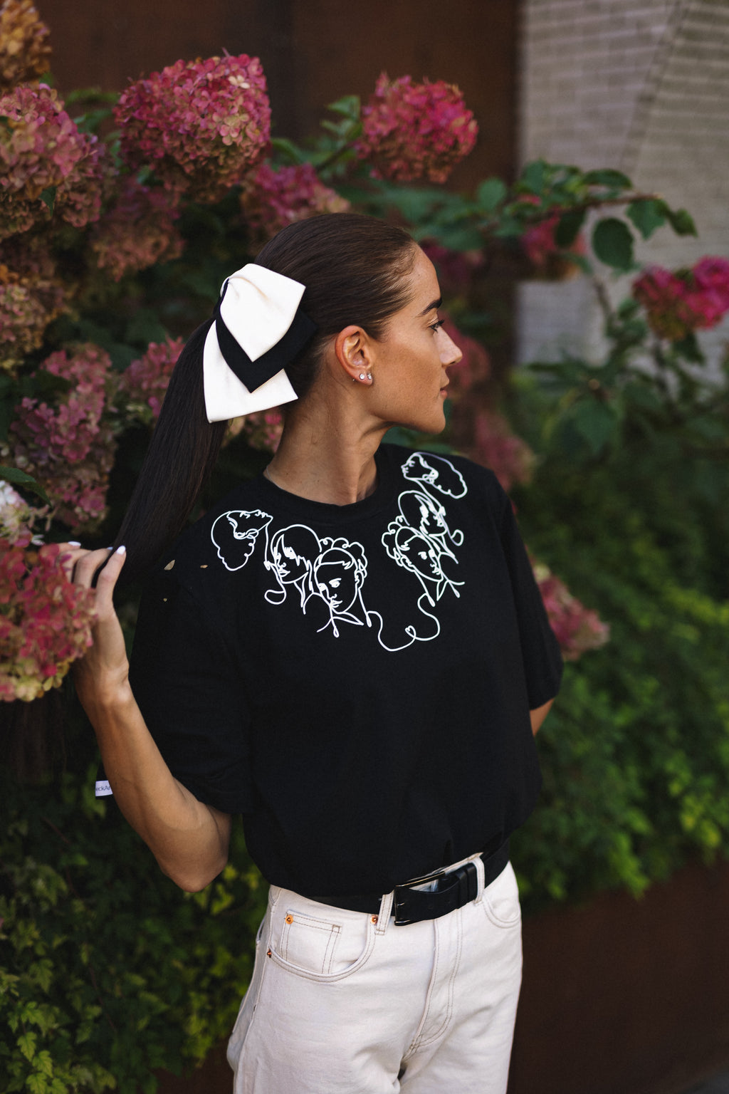 "MOTERYS", JUODI MARŠKINĖLIAI