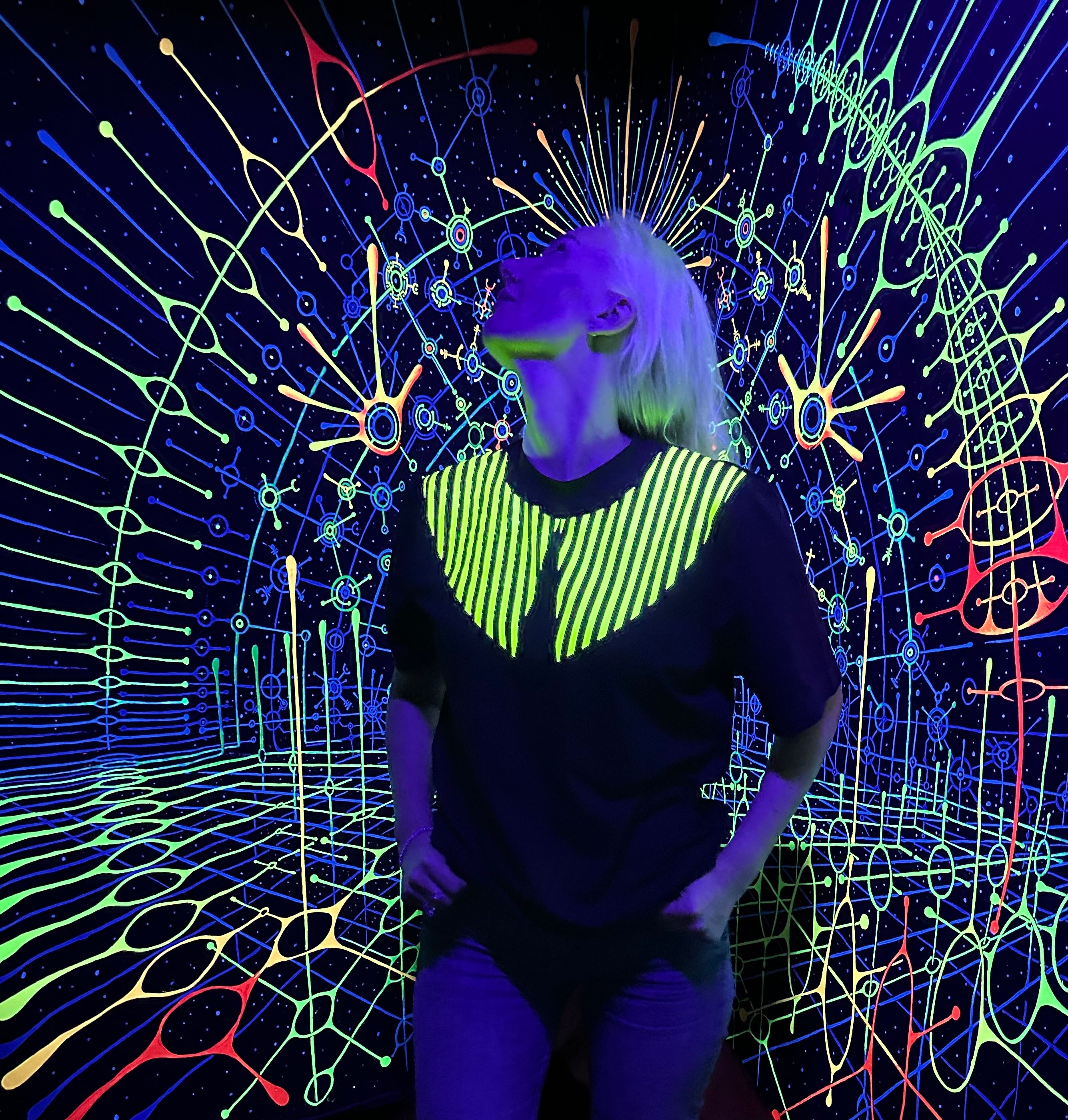 "ŠVIEČIANTYS BRŪKŠNELIAI", JUODI MARŠKINĖLIAI