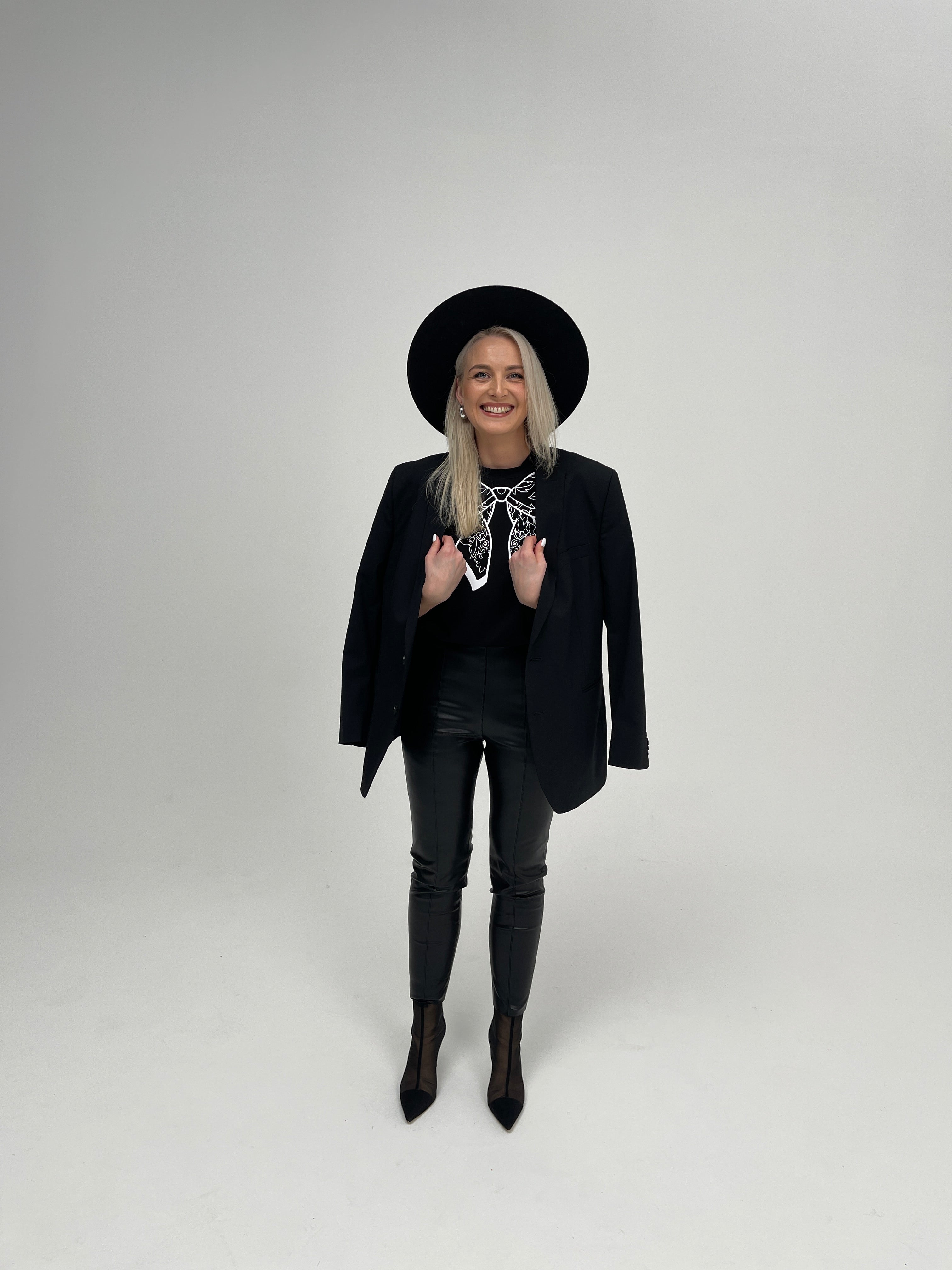 "KASPINAS", JUODI MARSKINELIAI