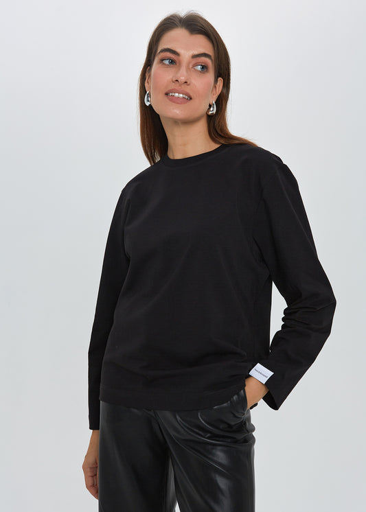 JUODI MARŠKINĖLIAI ILGOMIS RANKOVĖMIS