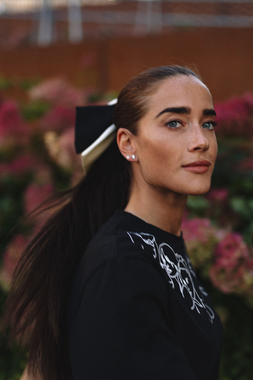 "MOTERYS", JUODI MARŠKINĖLIAI