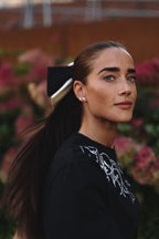 "MOTERYS", JUODI MARŠKINĖLIAI