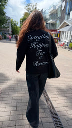 Juodi marškinėliai ilgomis rankovėmis "Everything happens for a reason"