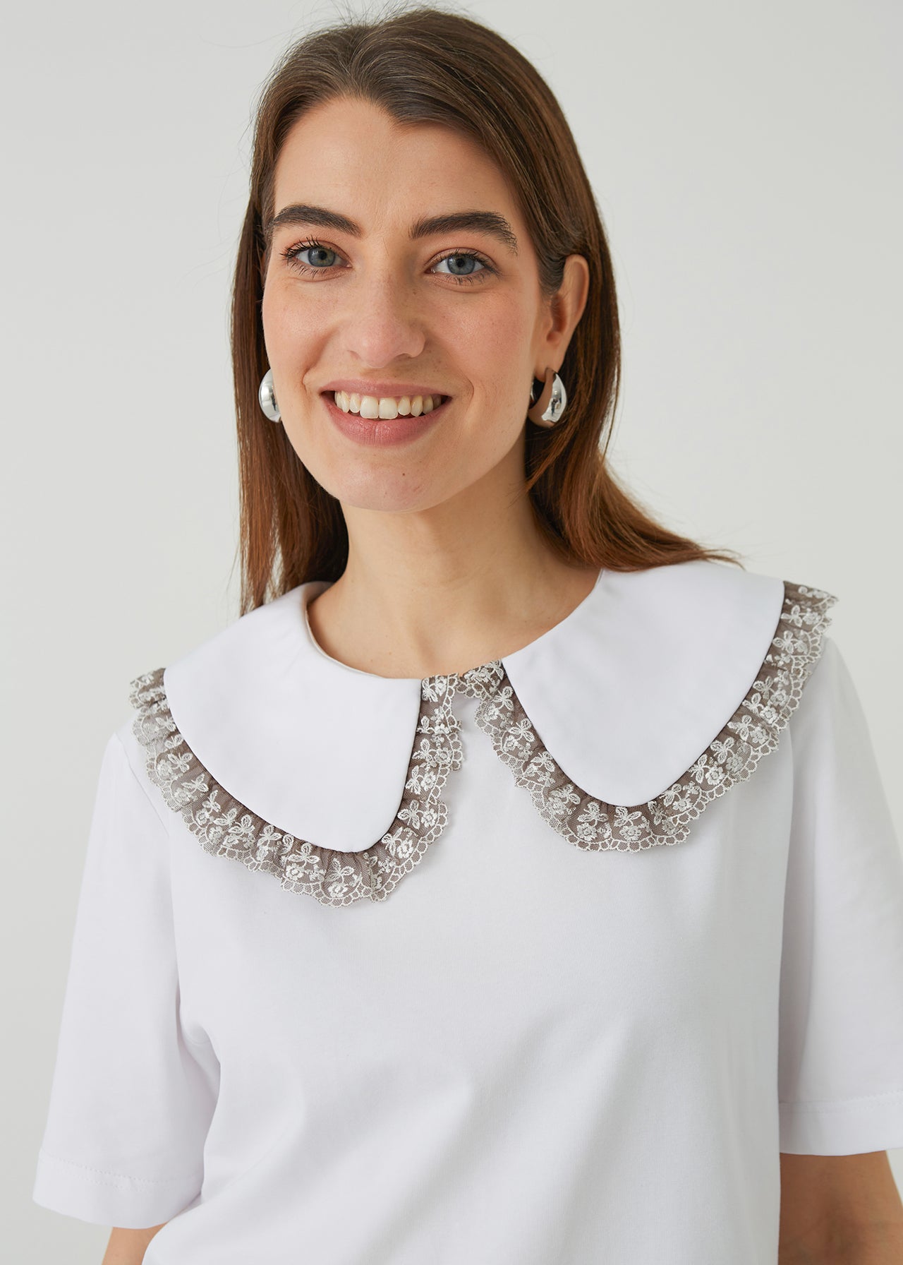"VINTAGE" WHITE WOMEN'S T-SHIRT WITH A FLORAL COLLAR