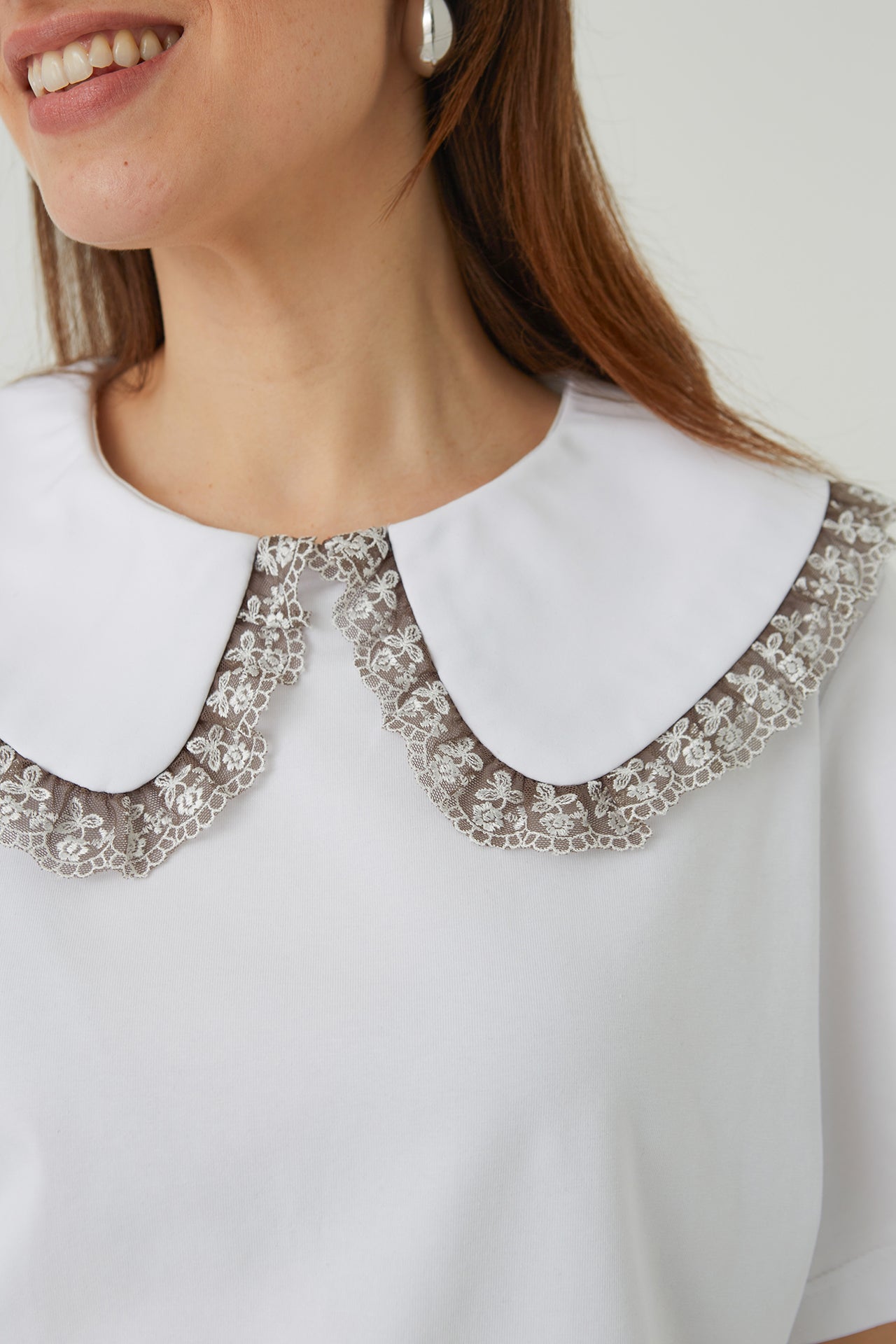 "VINTAGE" WHITE WOMEN'S T-SHIRT WITH A FLORAL COLLAR