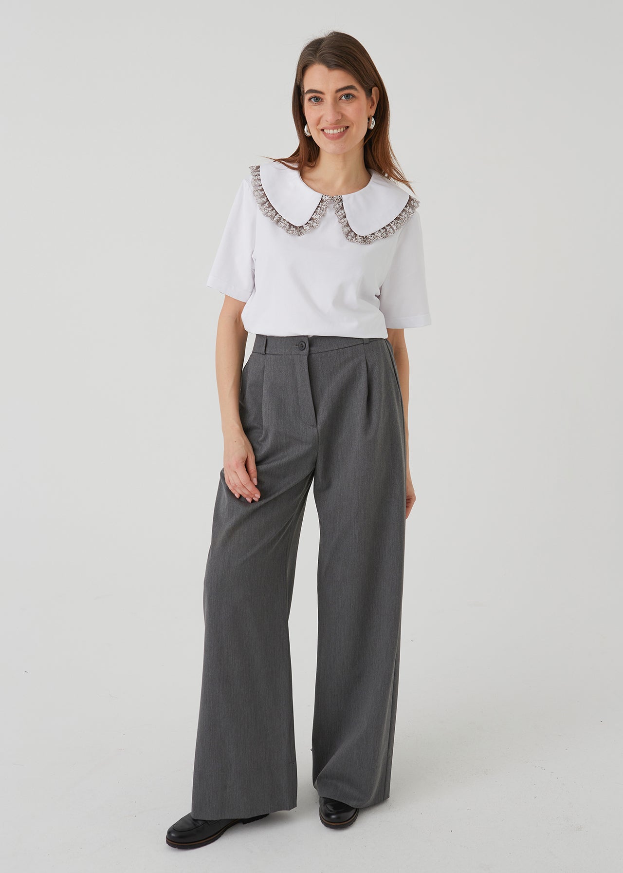 "VINTAGE" WHITE WOMEN'S T-SHIRT WITH A FLORAL COLLAR