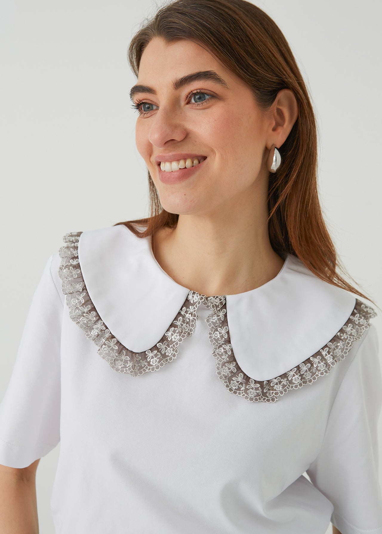 "VINTAŽINIAI", BALTI MARŠKINĖLIAI SU GĖLĖTA APYKAKLE