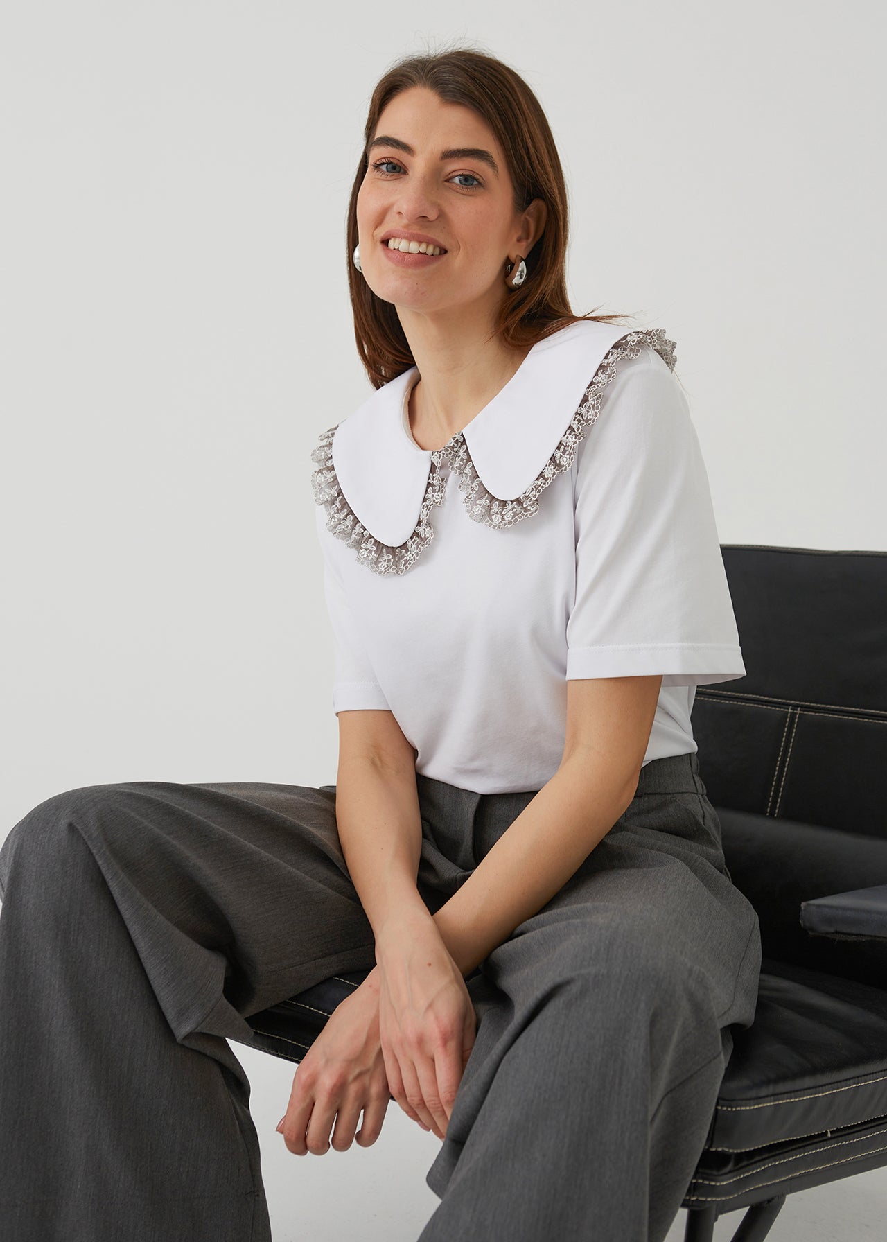 "VINTAGE" WHITE WOMEN'S T-SHIRT WITH A FLORAL COLLAR