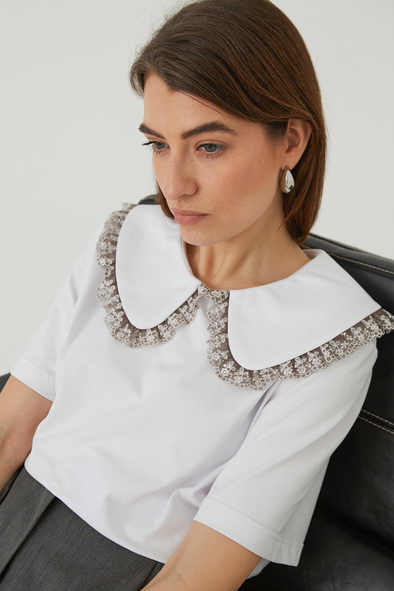 "VINTAGE" WHITE WOMEN'S T-SHIRT WITH A FLORAL COLLAR