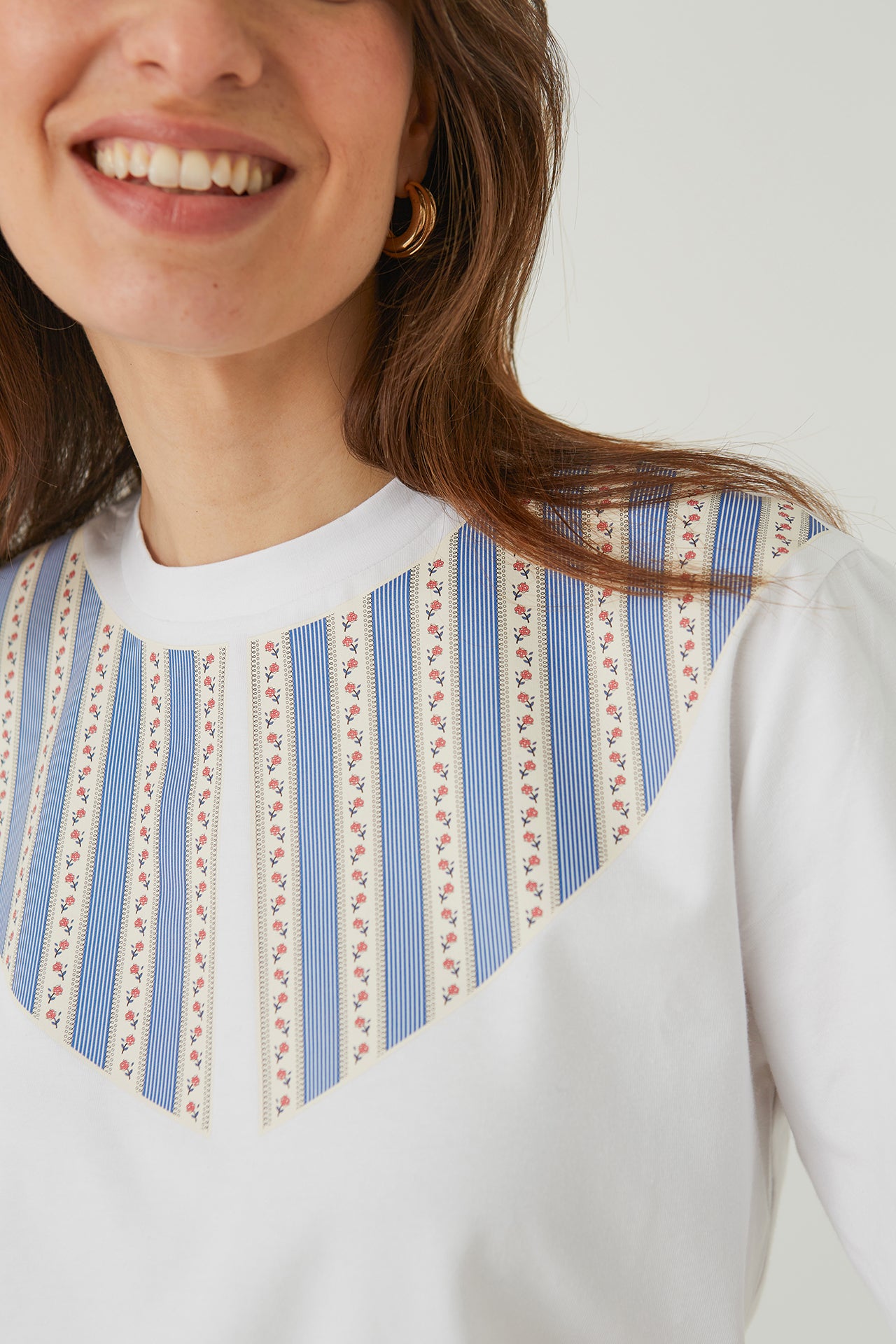 „PASECZKI Z RÓŻAMI”, BIAŁA KOSZULKA