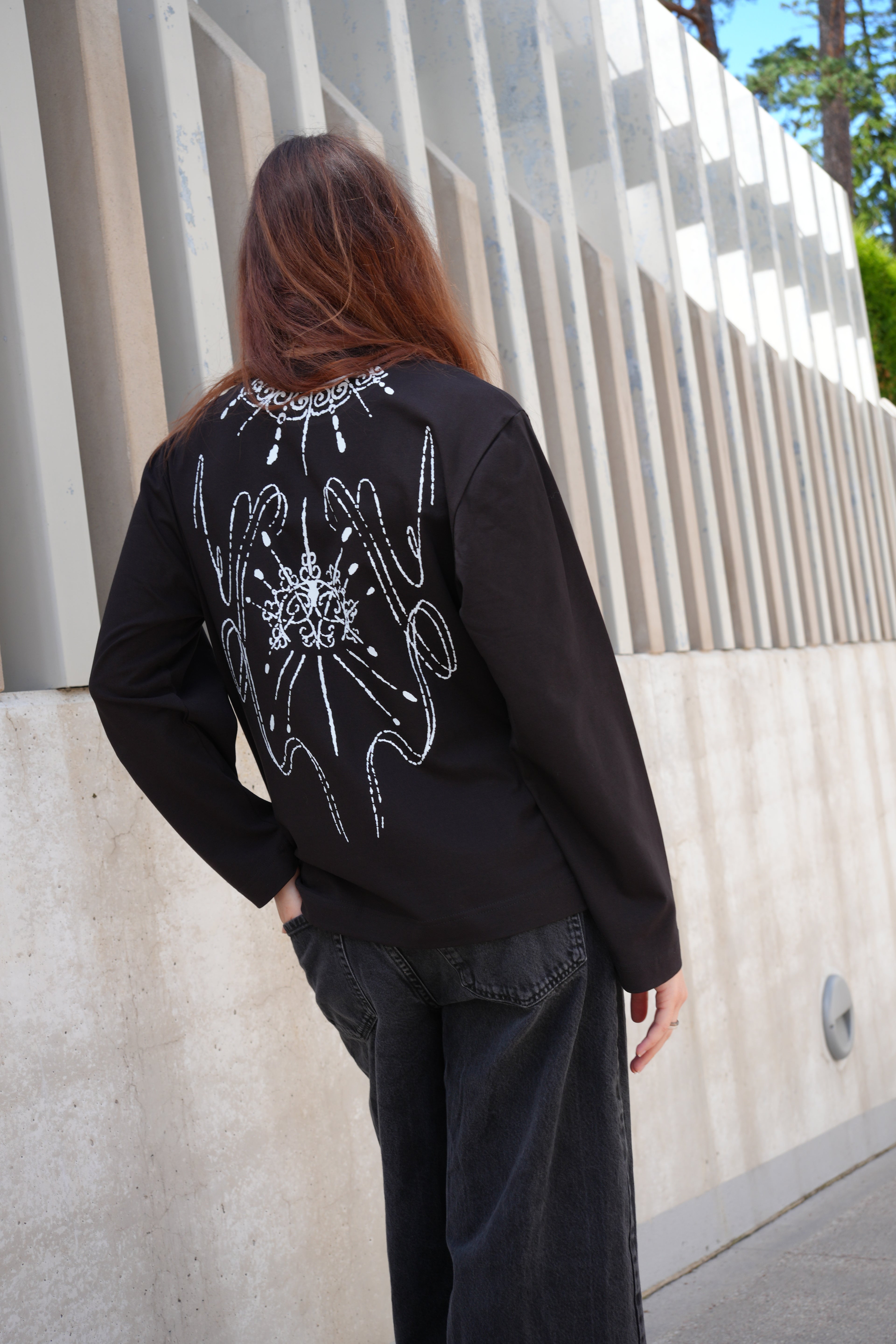 BLACK WOMEN'S LONG-SLEEVED T-SHIRT WITH A COLLAR