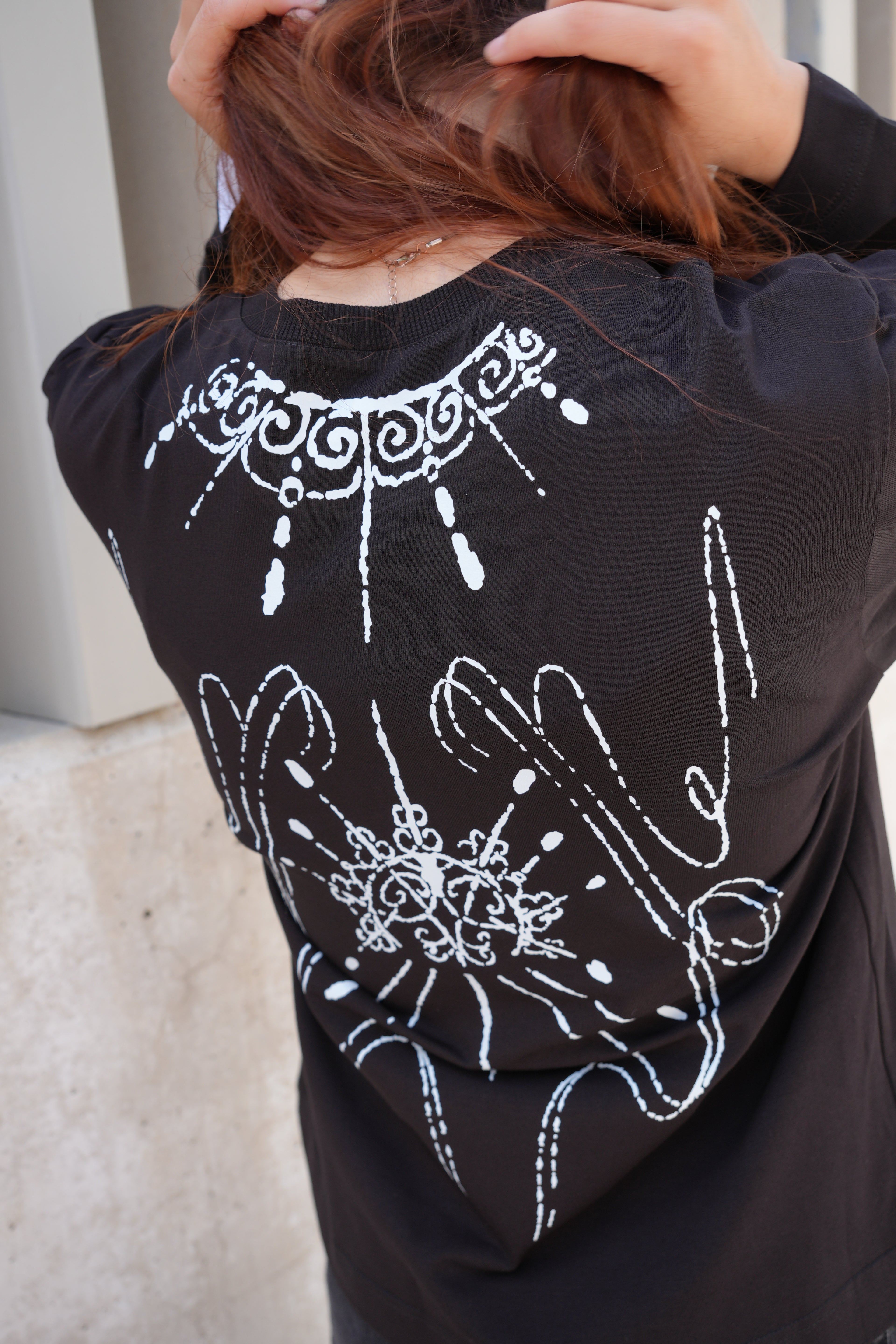 BLACK WOMEN'S LONG-SLEEVED T-SHIRT WITH A COLLAR