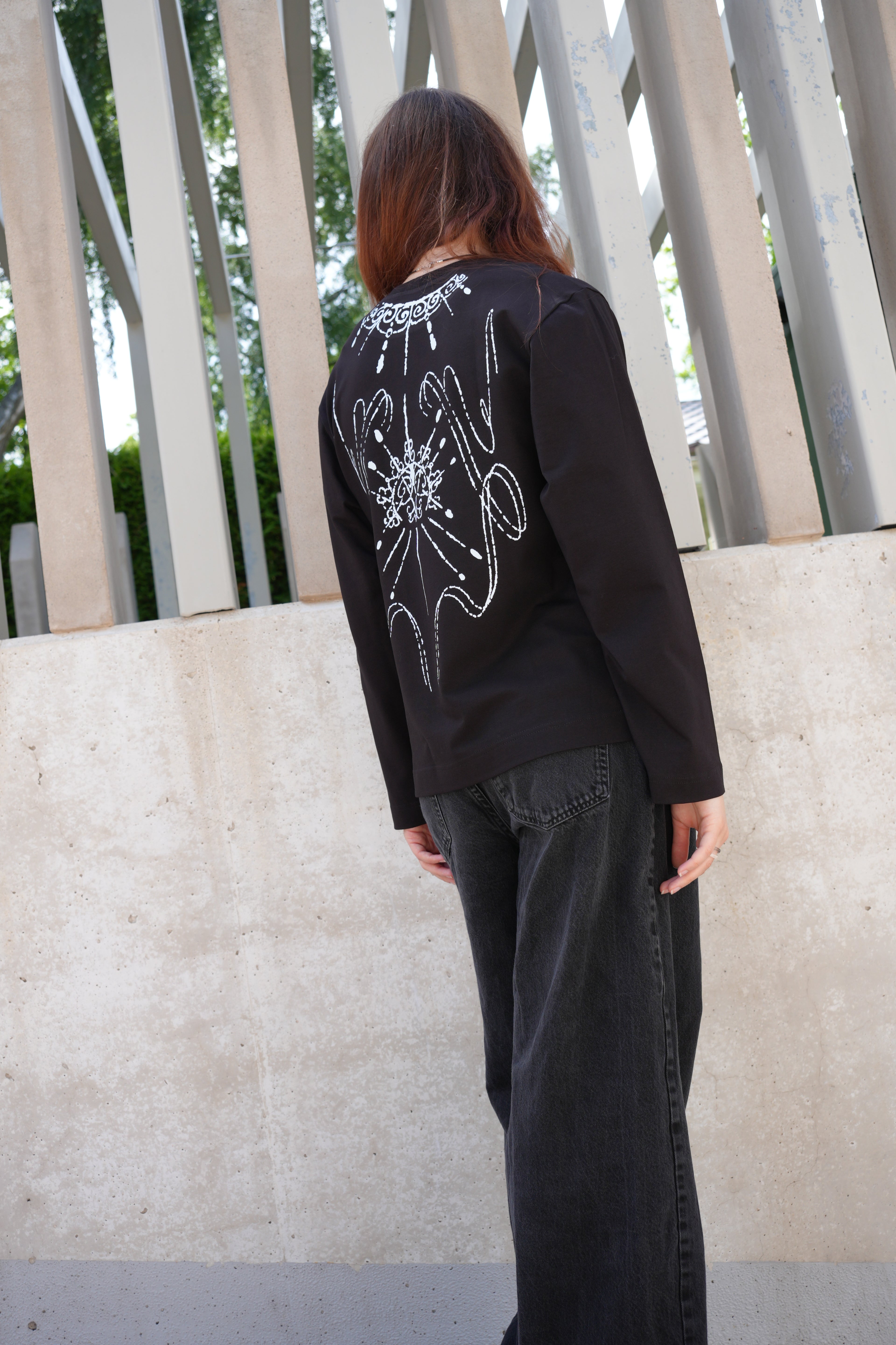 BLACK WOMEN'S LONG-SLEEVED T-SHIRT WITH A COLLAR