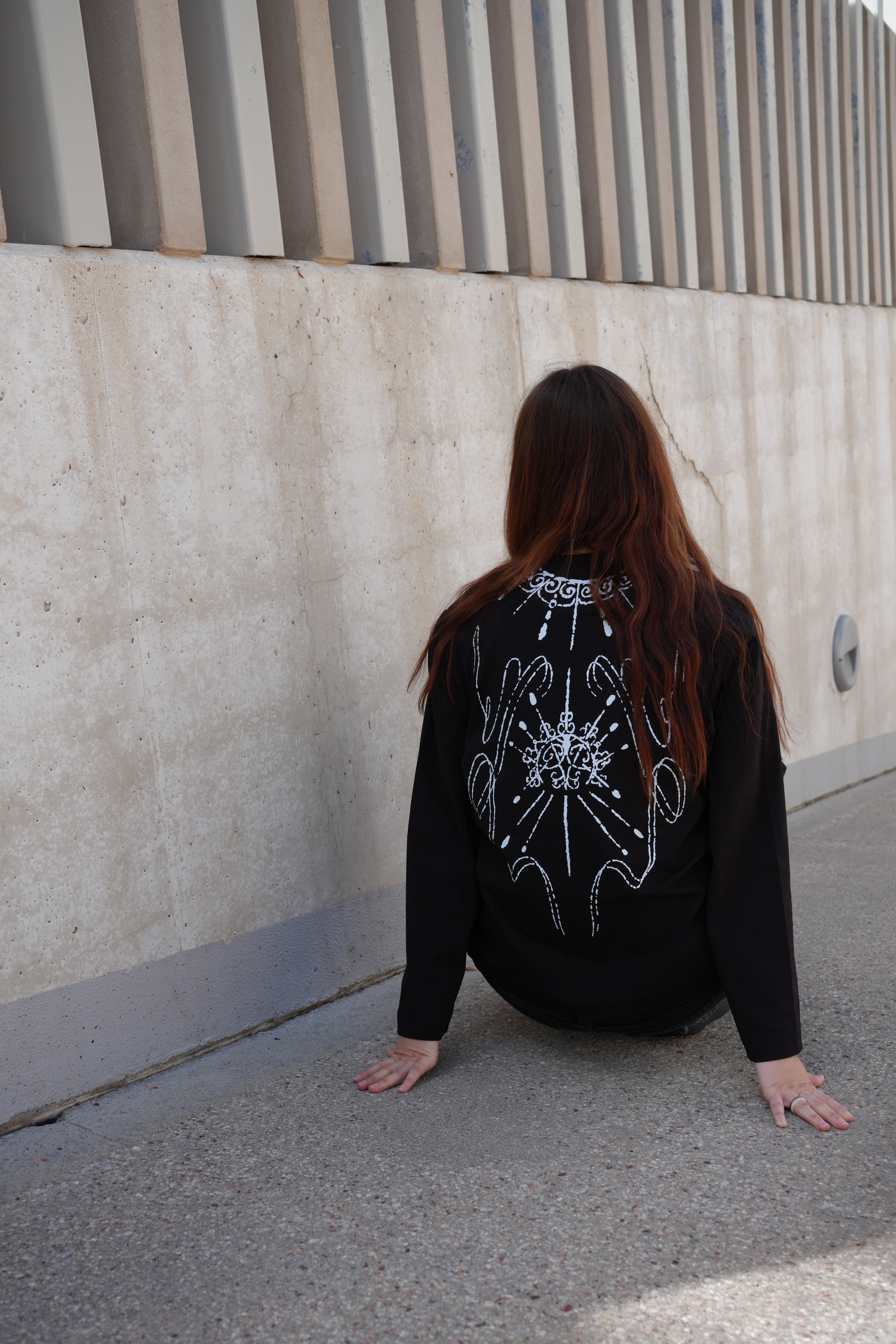 BLACK WOMEN'S LONG-SLEEVED T-SHIRT WITH A COLLAR
