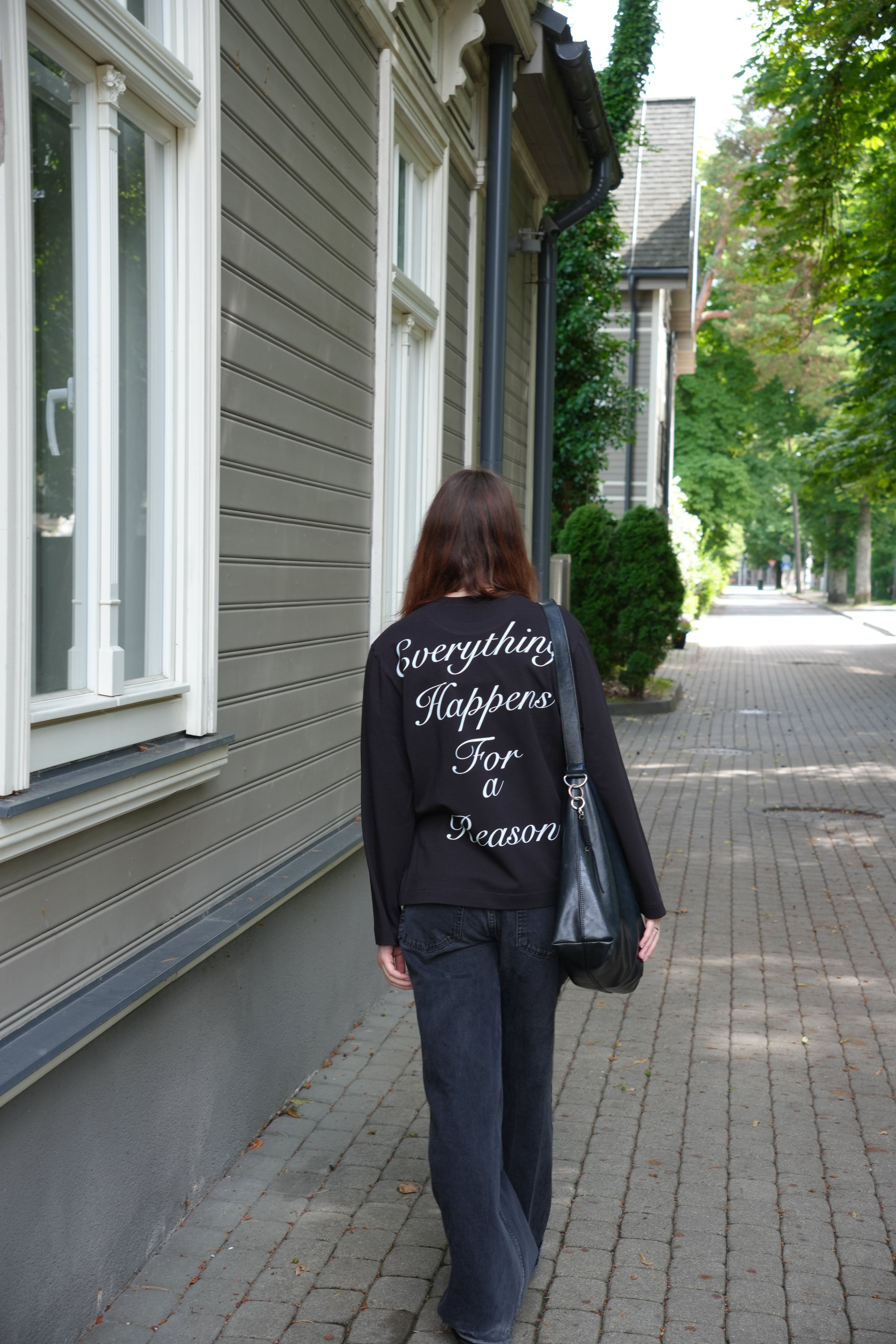 BLACK WOMEN'S LONG-SLEEVED T-SHIRT WITH A COLLAR