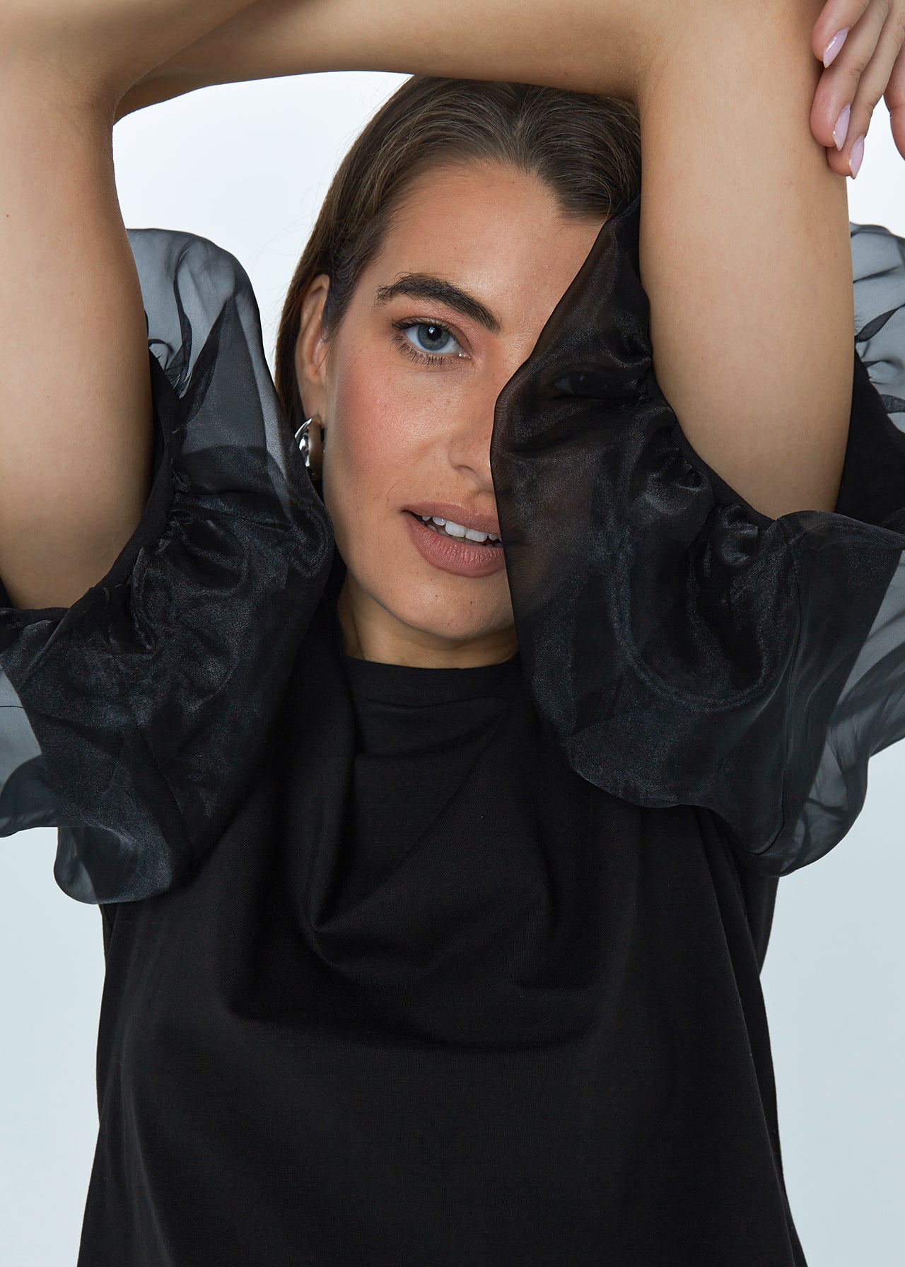 "PŪSTOS RANKOVĖS", JUODI MARŠKINĖLIAI