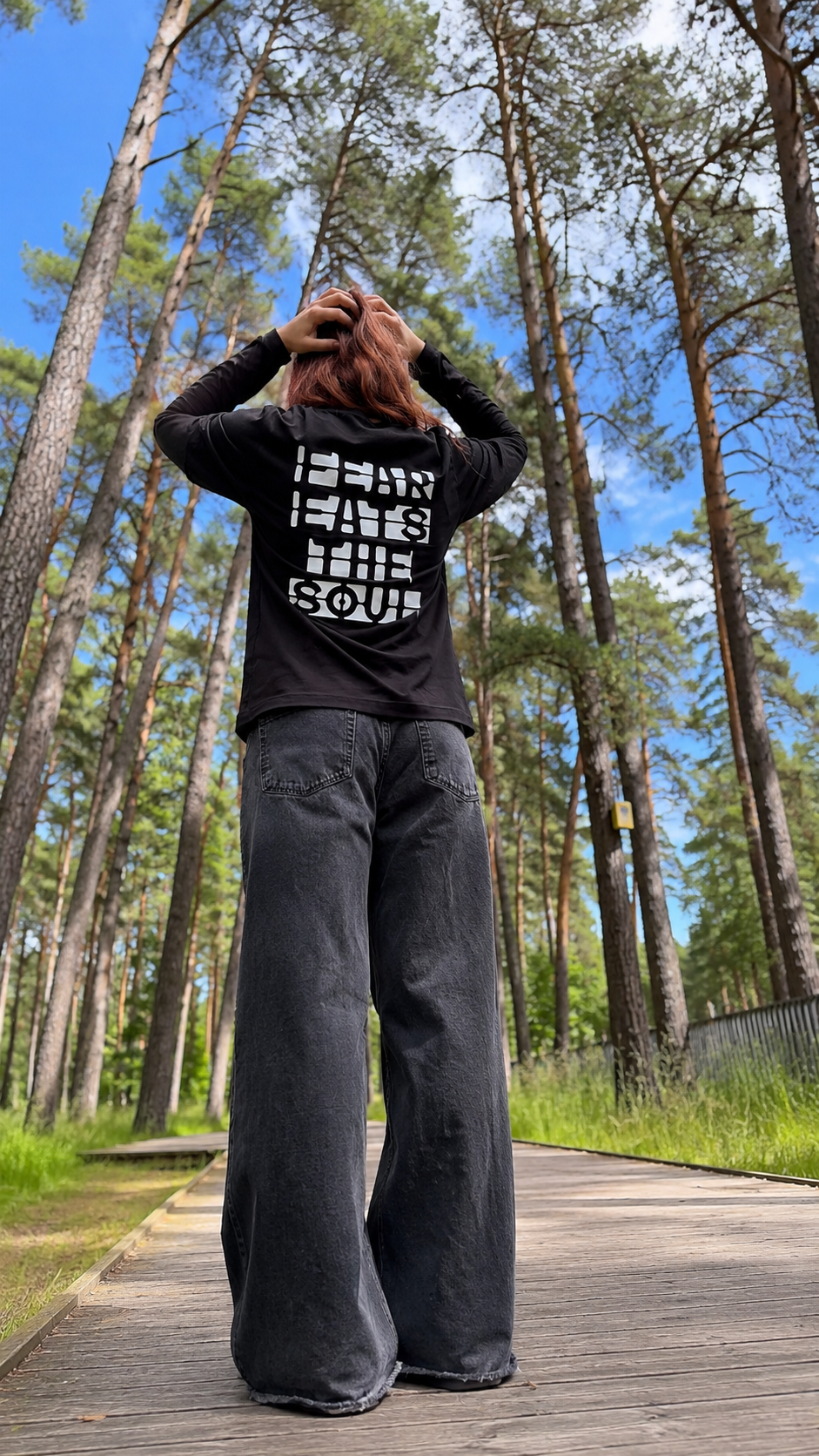 Juodi marškinėliai ilgomis rankovėmis "Fear eats the soul"