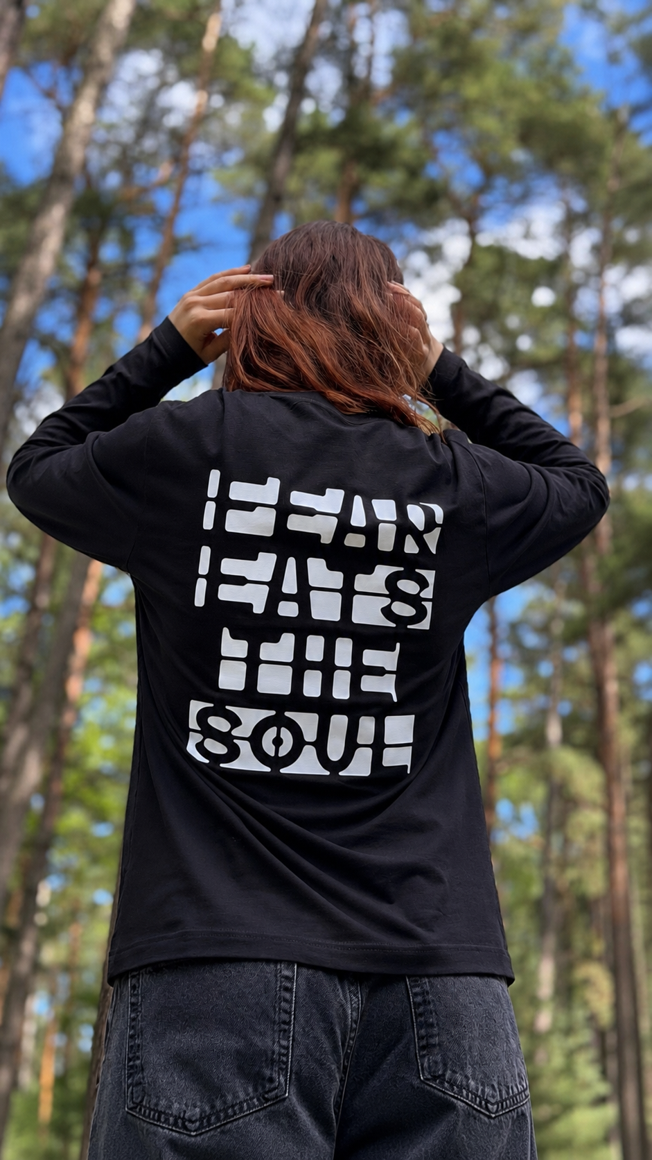 Juodi marškinėliai ilgomis rankovėmis "Fear eats the soul"