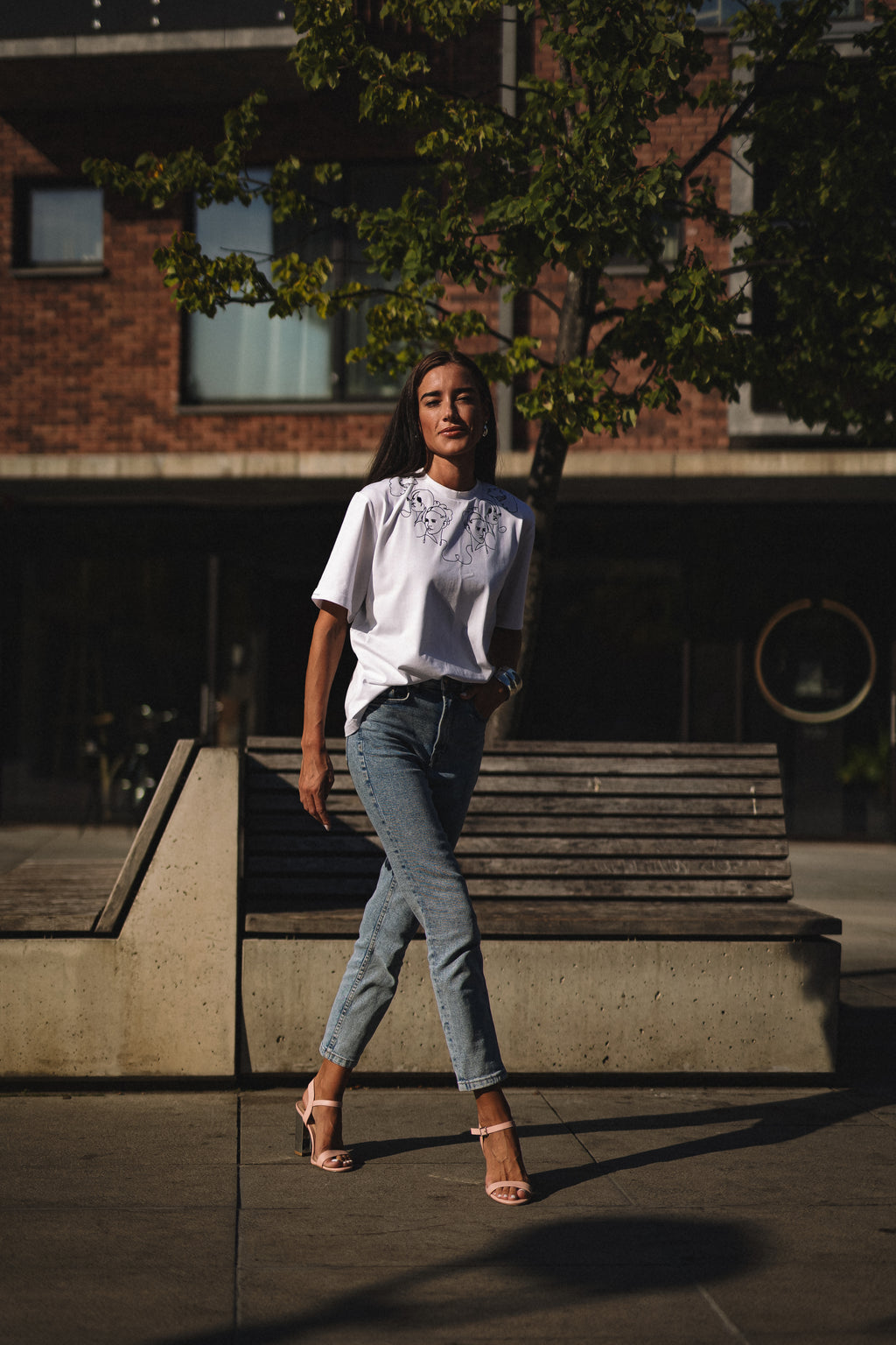 "MOTERYS", BALTI MARŠKINĖLIAI