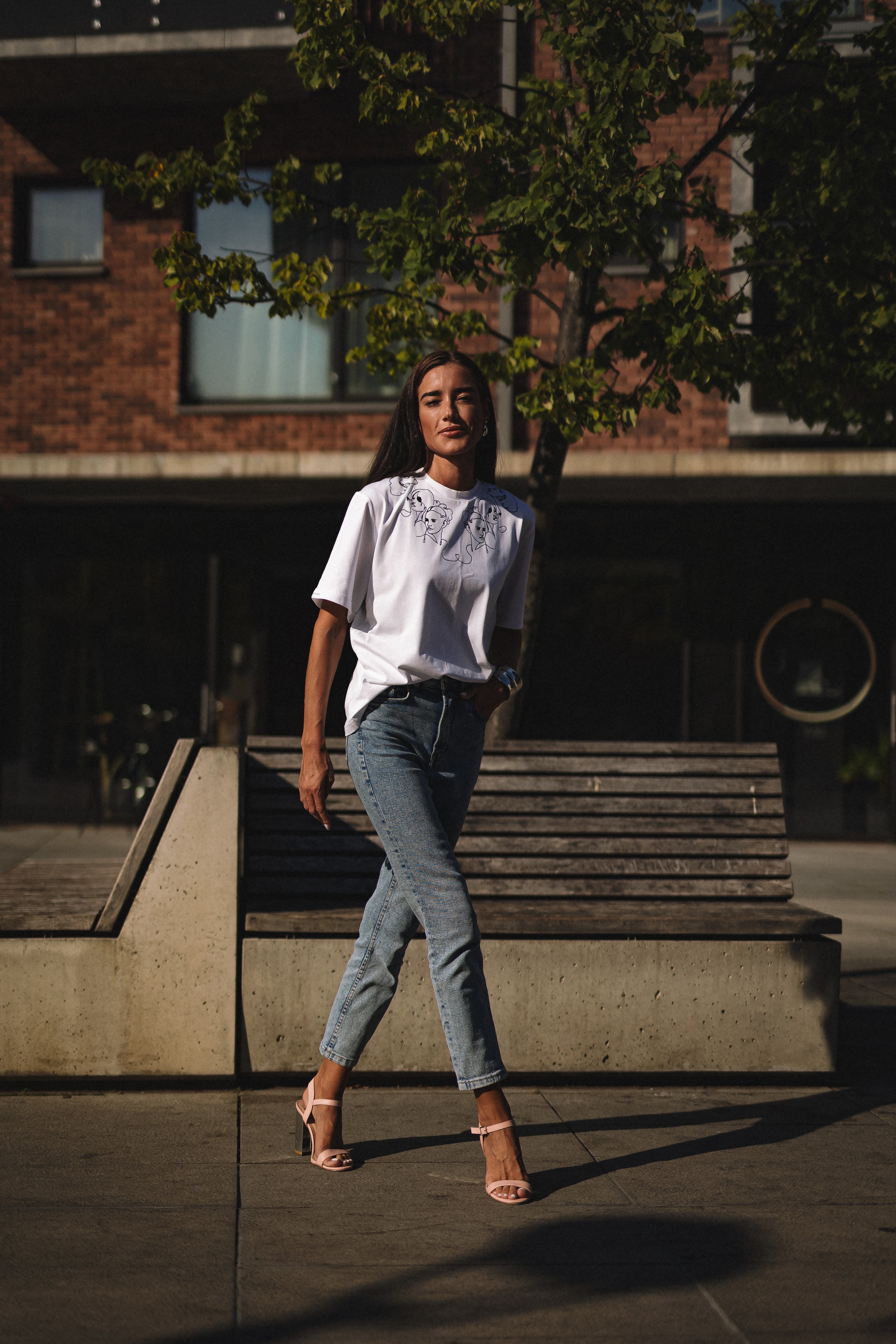 "MOTERYS", BALTI MARŠKINĖLIAI