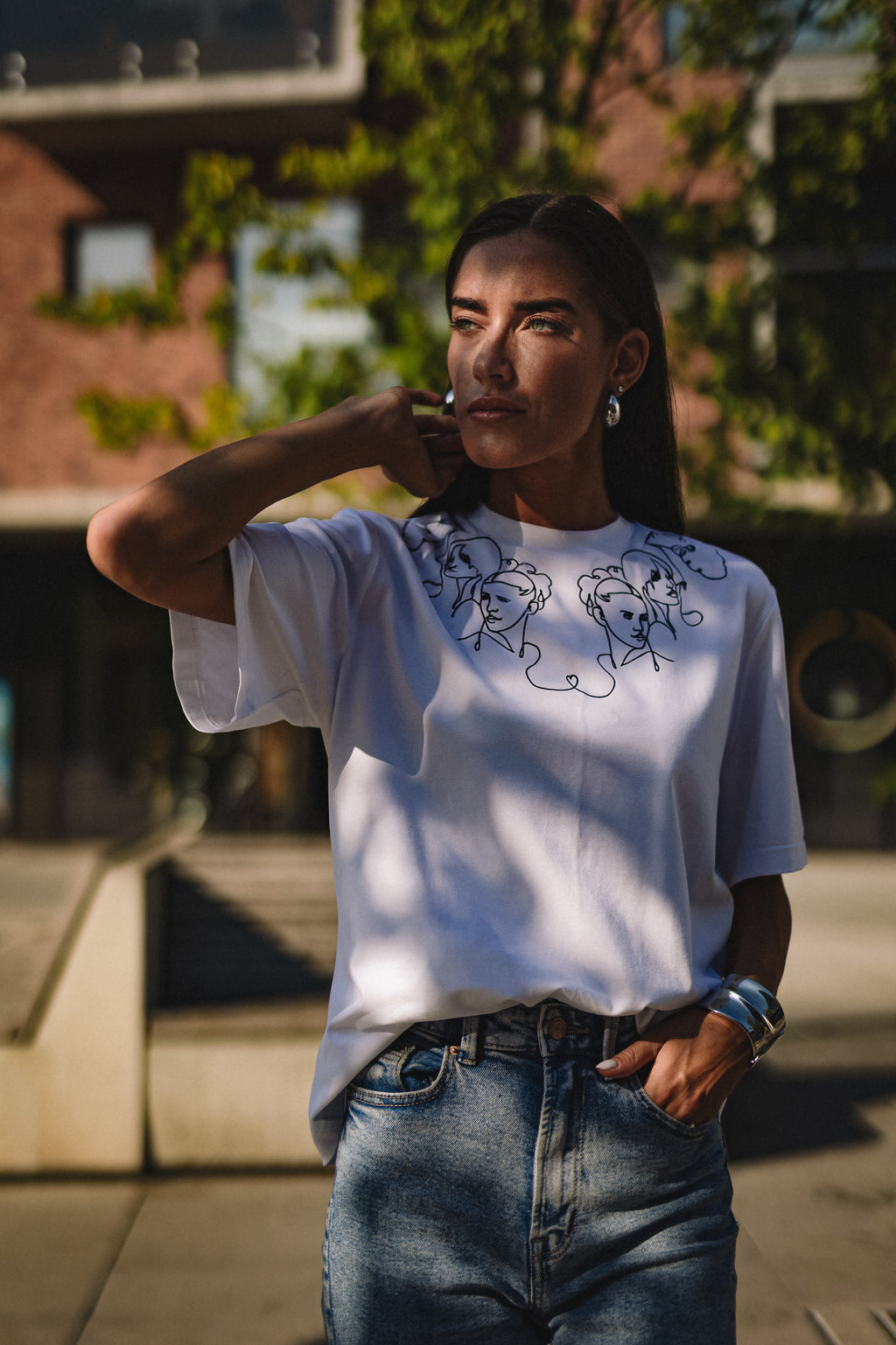 "MOTERYS", BALTI MARŠKINĖLIAI