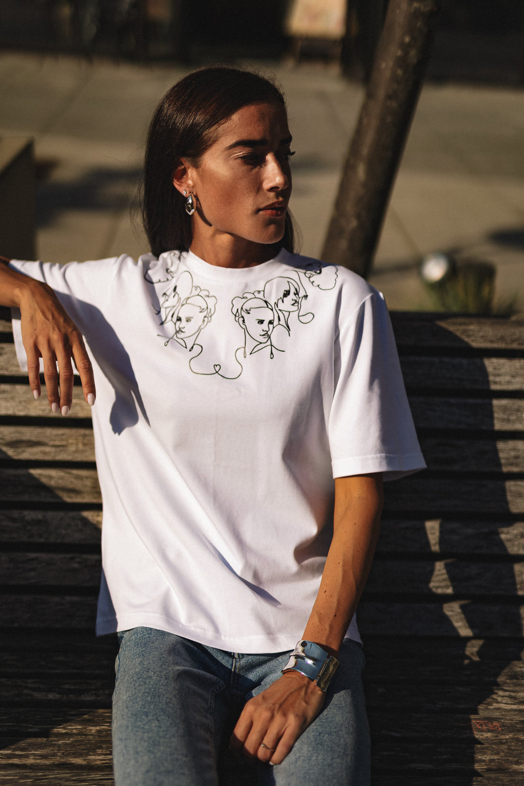 "MOTERYS", BALTI MARŠKINĖLIAI