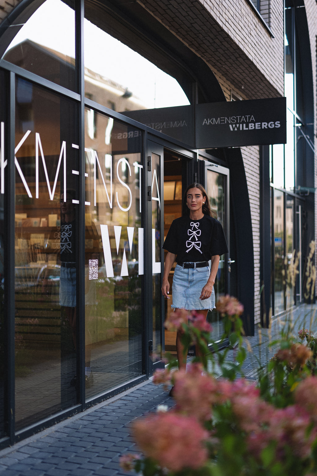 "TRYS KASPINAI", JUODI MARŠKINĖLIAI